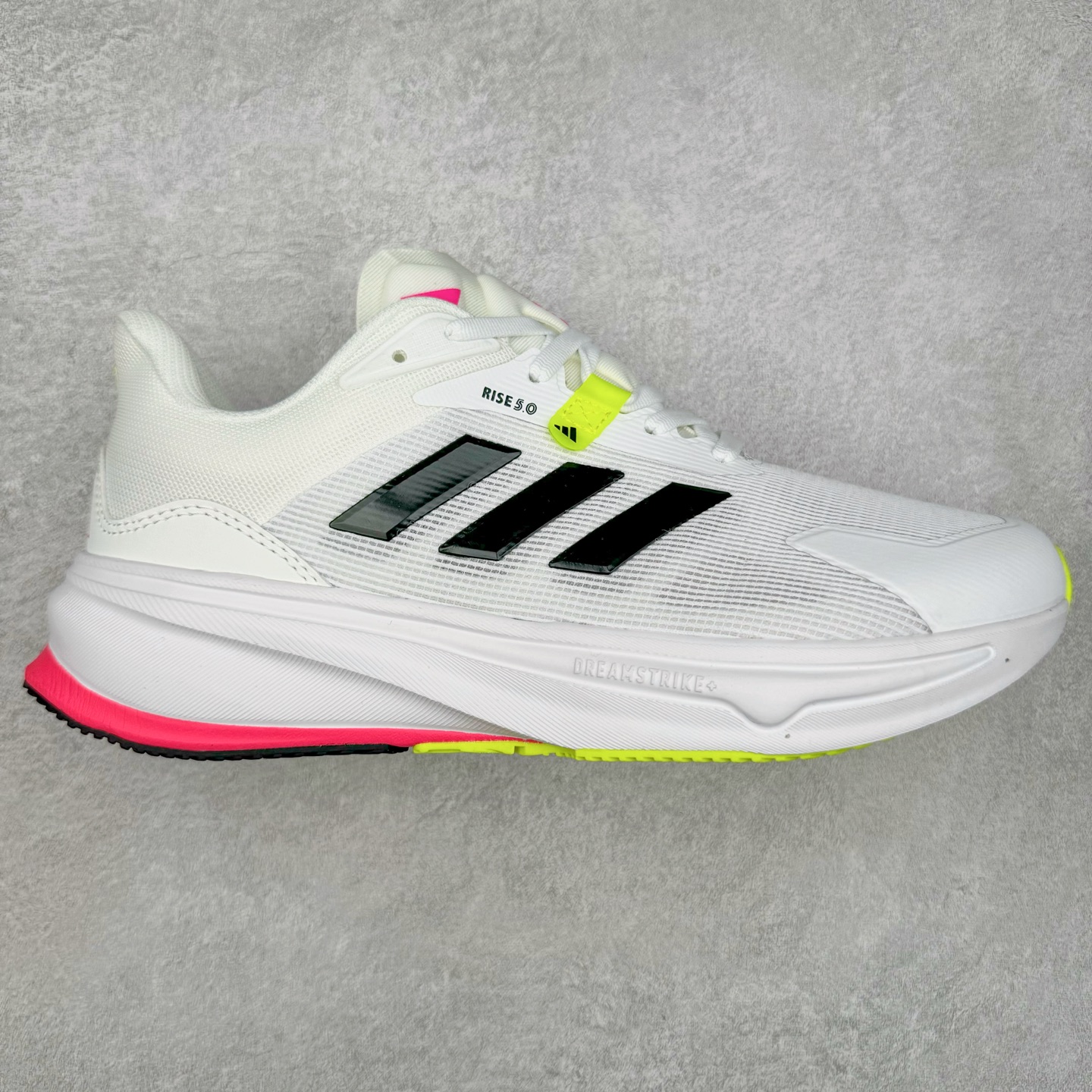 AD Supernova Rise 阿迪全新休闲轻跑鞋 款鞋采用了Dreamstrike+ 中底 将缓冲材质与柔软的织物相结合 以最大限度地减少刺激性摩擦和慢跑后水泡的可能性 在美学方面 Supernova Rise 从自然和生物中汲取灵感 如深色底色和半绿色细节 尺码：36 36.5 37.5 38 38.5 39 40 40.5 41 42 42.5 43 44 44.5 45-选品中心