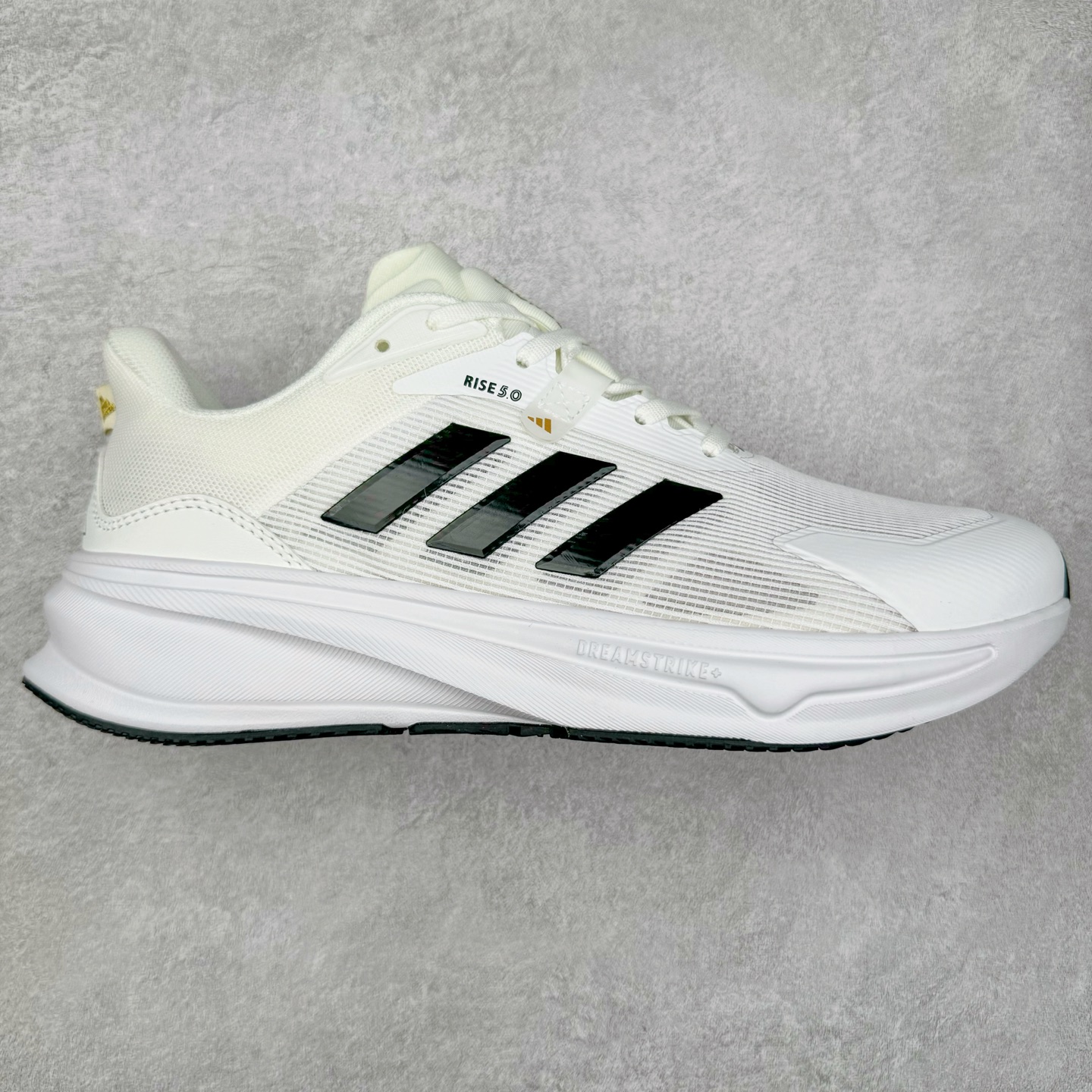 AD Supernova Rise 阿迪全新休闲轻跑鞋 款鞋采用了Dreamstrike+ 中底 将缓冲材质与柔软的织物相结合 以最大限度地减少刺激性摩擦和慢跑后水泡的可能性 在美学方面 Supernova Rise 从自然和生物中汲取灵感 如深色底色和半绿色细节 尺码：36 36.5 37.5 38 38.5 39 40 40.5 41 42 42.5 43 44 44.5 45-选品中心