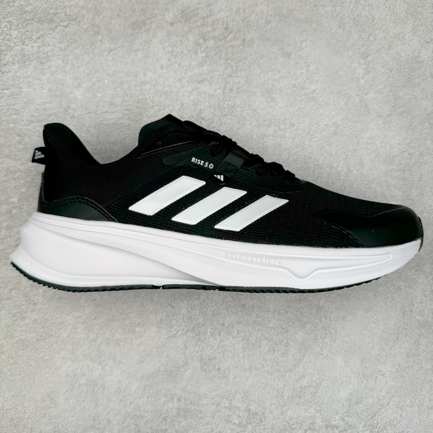 AD Supernova Rise 阿迪全新休闲轻跑鞋 款鞋采用了Dreamstrike+ 中底 将缓冲材质与柔软的织物相结合 以最大限度地减少刺激性摩擦和慢跑后水泡的可能性 在美学方面 Supernova Rise 从自然和生物中汲取灵感 如深色底色和半绿色细节 尺码：36 36.5 37.5 38 38.5 39 40 40.5 41 42 42.5 43 44 44.5 45-选品中心