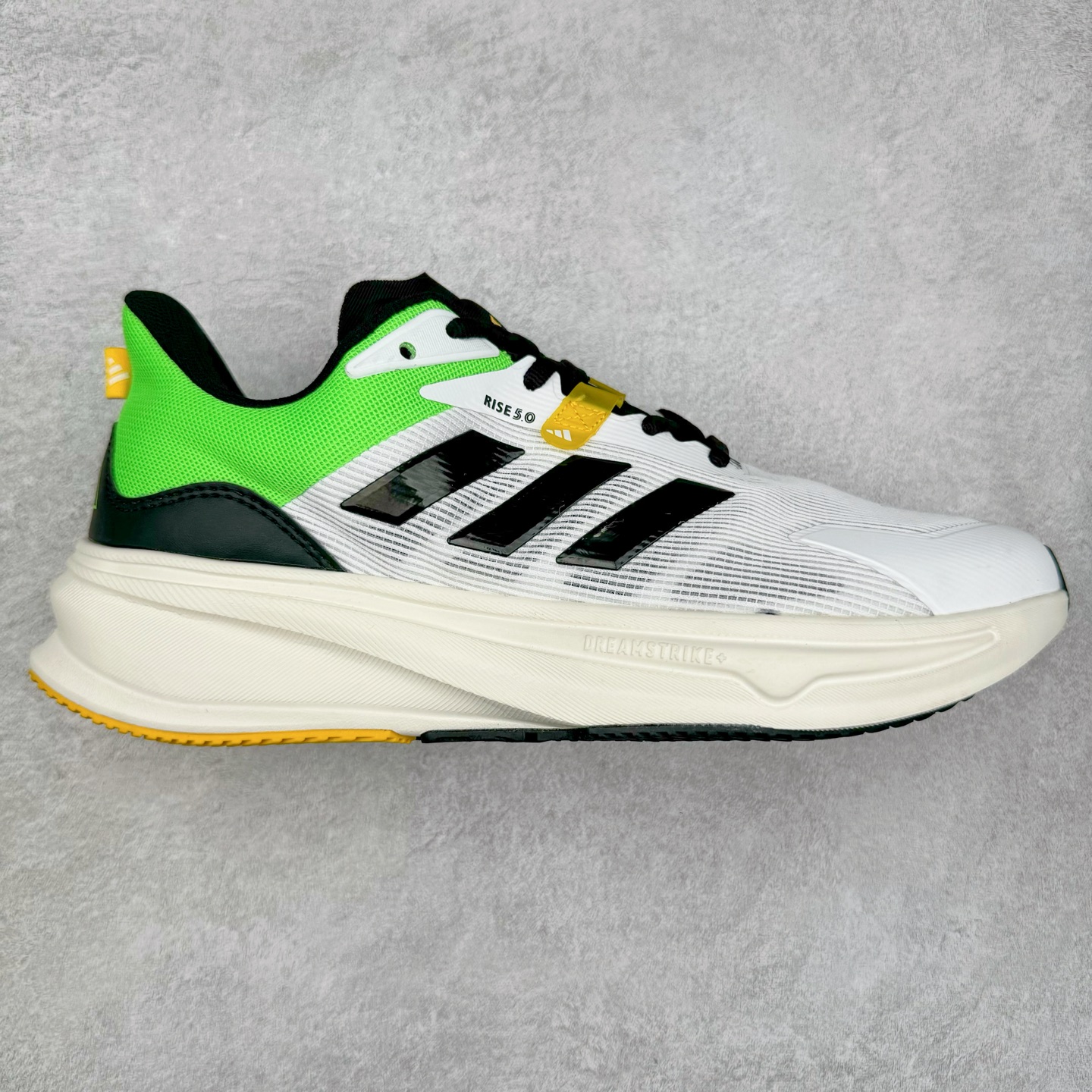 AD Supernova Rise 阿迪全新休闲轻跑鞋 款鞋采用了Dreamstrike+ 中底 将缓冲材质与柔软的织物相结合 以最大限度地减少刺激性摩擦和慢跑后水泡的可能性 在美学方面 Supernova Rise 从自然和生物中汲取灵感 如深色底色和半绿色细节 尺码：36 36.5 37.5 38 38.5 39 40 40.5 41 42 42.5 43 44 44.5 45-选品中心