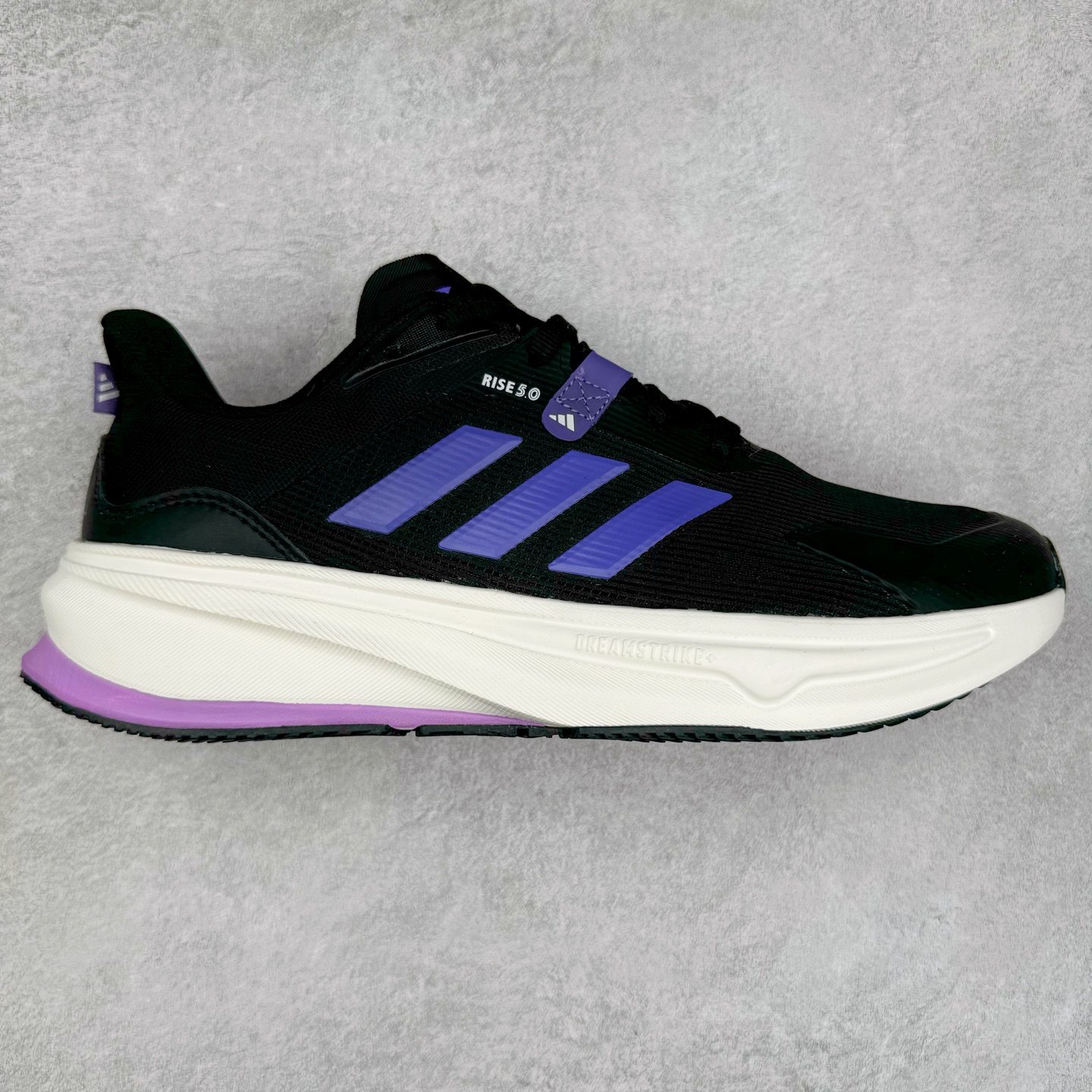 AD Supernova Rise 阿迪全新休闲轻跑鞋 款鞋采用了Dreamstrike+ 中底 将缓冲材质与柔软的织物相结合 以最大限度地减少刺激性摩擦和慢跑后水泡的可能性 在美学方面 Supernova Rise 从自然和生物中汲取灵感 如深色底色和半绿色细节 尺码：36 36.5 37.5 38 38.5 39 40 40.5 41 42 42.5 43 44 44.5 45-选品中心