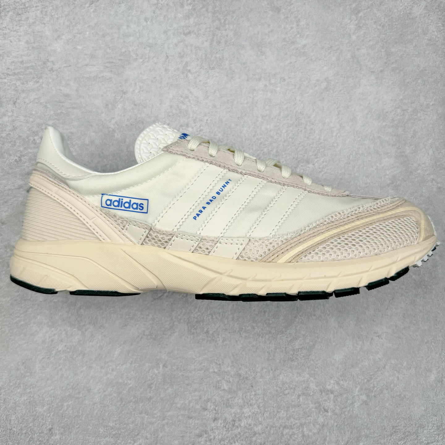 BAD BUNNY x adidas originals ADIZERO SL 72 联名柔软舒适防滑耐磨低帮生活休闲鞋 货号：JP8816 / JP8815 / JQ8757 此番 Bad Bunny 和 adidas 以 Adizero SL 72 为蓝本，推出 3 款不同配色，设计灵感汲取自复古跑鞋 SL 72 ，将经典元素与现代风尚相融合，打造出别具一格的鞋履。鞋面采用多层次叠加设计，很有层次感，吸引人。选用华夫格网、绒面革、皮革和灯芯绒等优质材料。鞋身上的 “ Para Bad Bunny ”中足标识与双阿迪达斯标志，彰显了双方的合作身份。搭载 Adizero 泡棉中底，确保卓越的舒适性与性能表现。尺码：36 36.5 37.5 38 38.5 39 40 40.5 41 42 42.5 43 44 44.5 45-选品中心