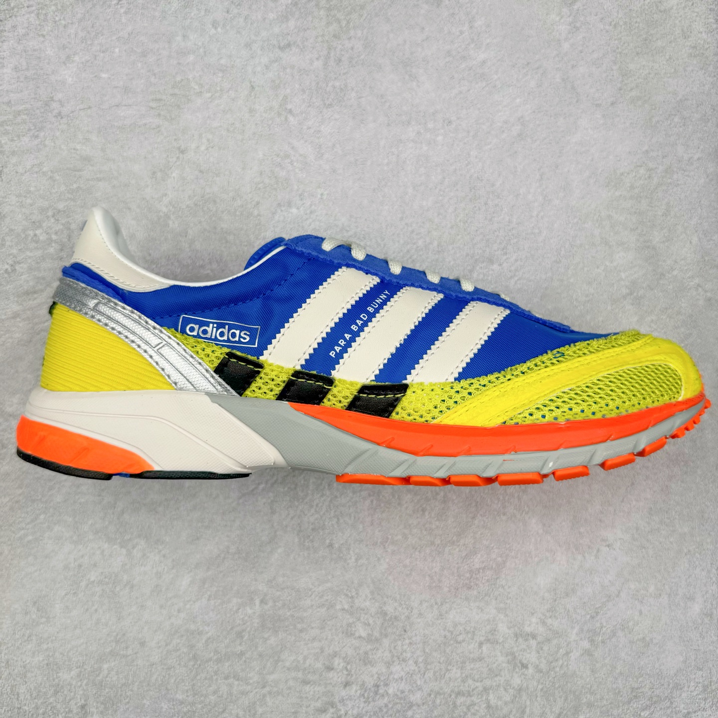 BAD BUNNY x adidas originals ADIZERO SL 72 联名柔软舒适防滑耐磨低帮生活休闲鞋 货号：JP8816 / JP8815 / JQ8757 此番 Bad Bunny 和 adidas 以 Adizero SL 72 为蓝本，推出 3 款不同配色，设计灵感汲取自复古跑鞋 SL 72 ，将经典元素与现代风尚相融合，打造出别具一格的鞋履。鞋面采用多层次叠加设计，很有层次感，吸引人。选用华夫格网、绒面革、皮革和灯芯绒等优质材料。鞋身上的 “ Para Bad Bunny ”中足标识与双阿迪达斯标志，彰显了双方的合作身份。搭载 Adizero 泡棉中底，确保卓越的舒适性与性能表现。尺码：36 36.5 37.5 38 38.5 39 40 40.5 41 42 42.5 43 44 44.5 45-选品中心
