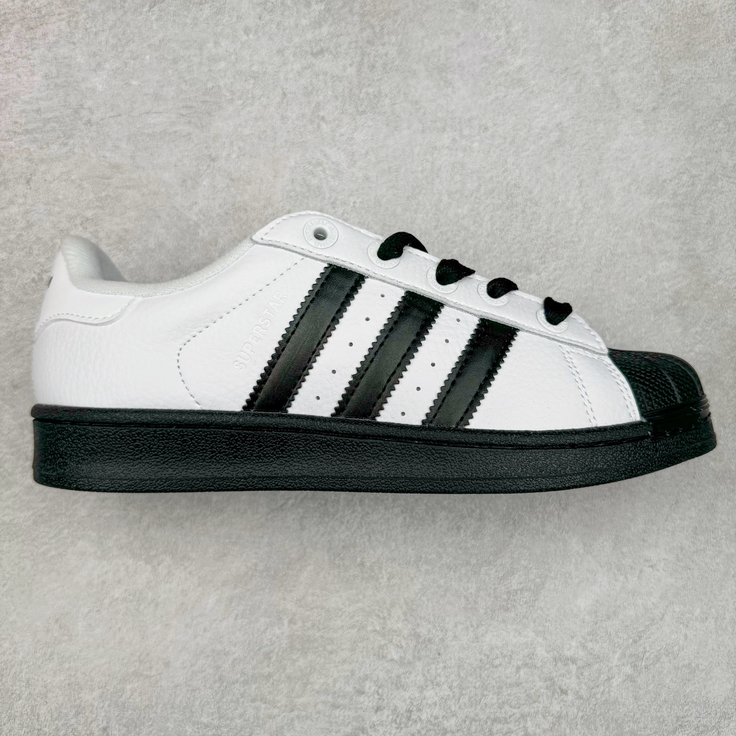 AD Originals Superstar 经典复古贝壳头板鞋 JI0124 诞生于1969年 是第一双将全皮面鞋 身与橡胶鞋头结合在一起的低帮篮球鞋 Superstar最开始 是作为高帮篮球鞋Pro Model的低帮版本而出现的 但因为其独特和醒目的橡胶鞋头造型而让大家熟知 被大家形象地称为\\\”shelltoe\\\”贝壳头 在70年代的美国职业篮球场上 接近3/4的NBA球员都将这双Superstar作为场上用鞋 80年代之后 经过不断的改良和发展 Superstar逐渐成为横跨时装、音乐、街头文化、休闲和运动等各大领域的时尚潮鞋 尺码：36 36.5 37 38 38.5 39 40 40.5 41 42 42.5 43 44 44.5 45-选品中心