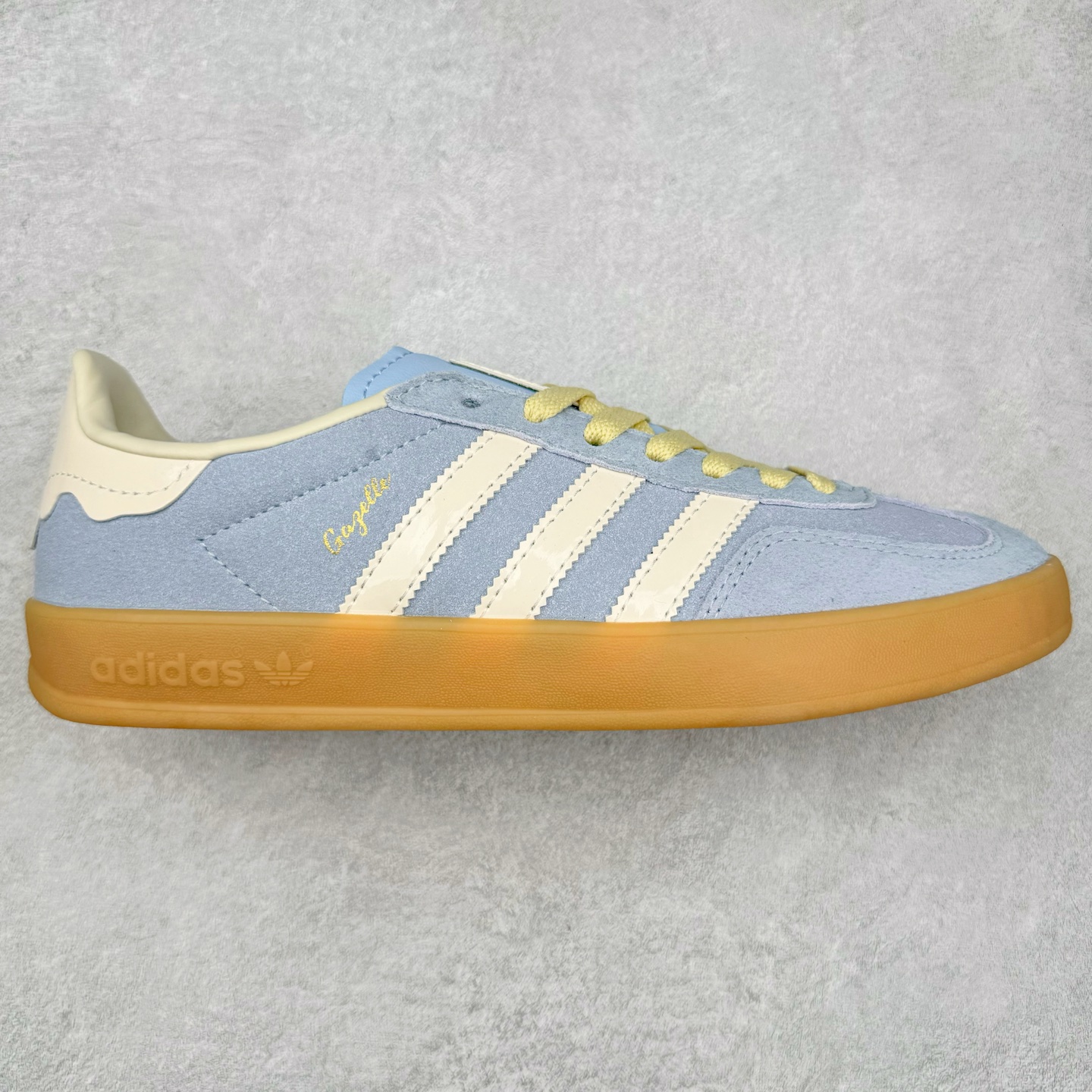 AD Gazelle Indoor Trainers 羚羊内训系列低帮复古百搭休闲运动德训风板鞋 JR8029 90年代经典的复刻版！自60年代以足球训练鞋面世以来,Gazelle就以其经典设计席卷全球。1991年版本的复刻,再造经典Gazelle。采用皮革打造,搭配浊色细节,让这款经典更加简约。尺码：36 36⅔ 37⅓ 38 38⅔ 39⅓ 40 40⅔ 41⅓ 42 42⅔ 43⅓ 44 45-选品中心
