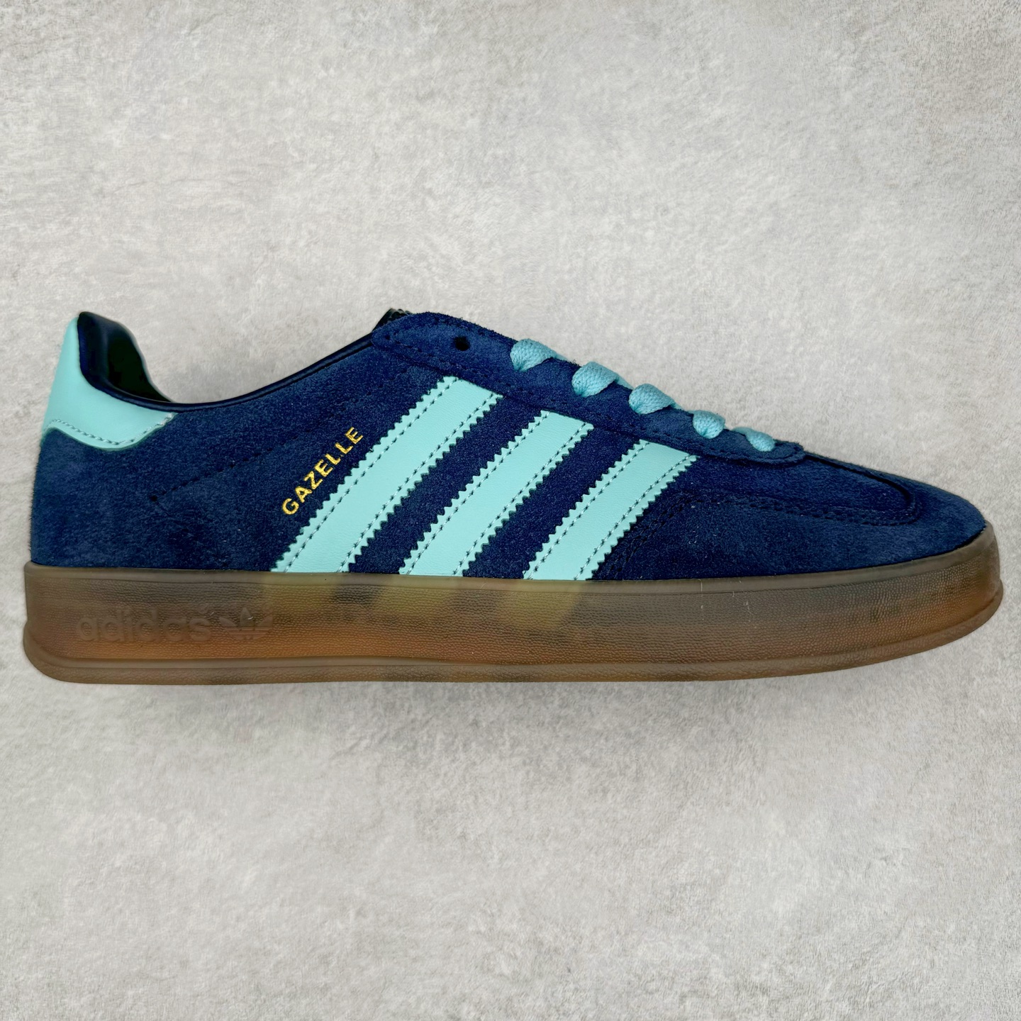 AD Gazelle Indoor Trainers 羚羊内训系列低帮复古百搭休闲运动德训风板鞋 JI2587 90年代经典的复刻版！自60年代以足球训练鞋面世以来,Gazelle就以其经典设计席卷全球。1991年版本的复刻,再造经典Gazelle。采用皮革打造,搭配浊色细节,让这款经典更加简约。尺码：36 36⅔ 37⅓ 38 38⅔ 39⅓ 40 40⅔ 41⅓ 42 42⅔ 43⅓ 44 45-选品中心