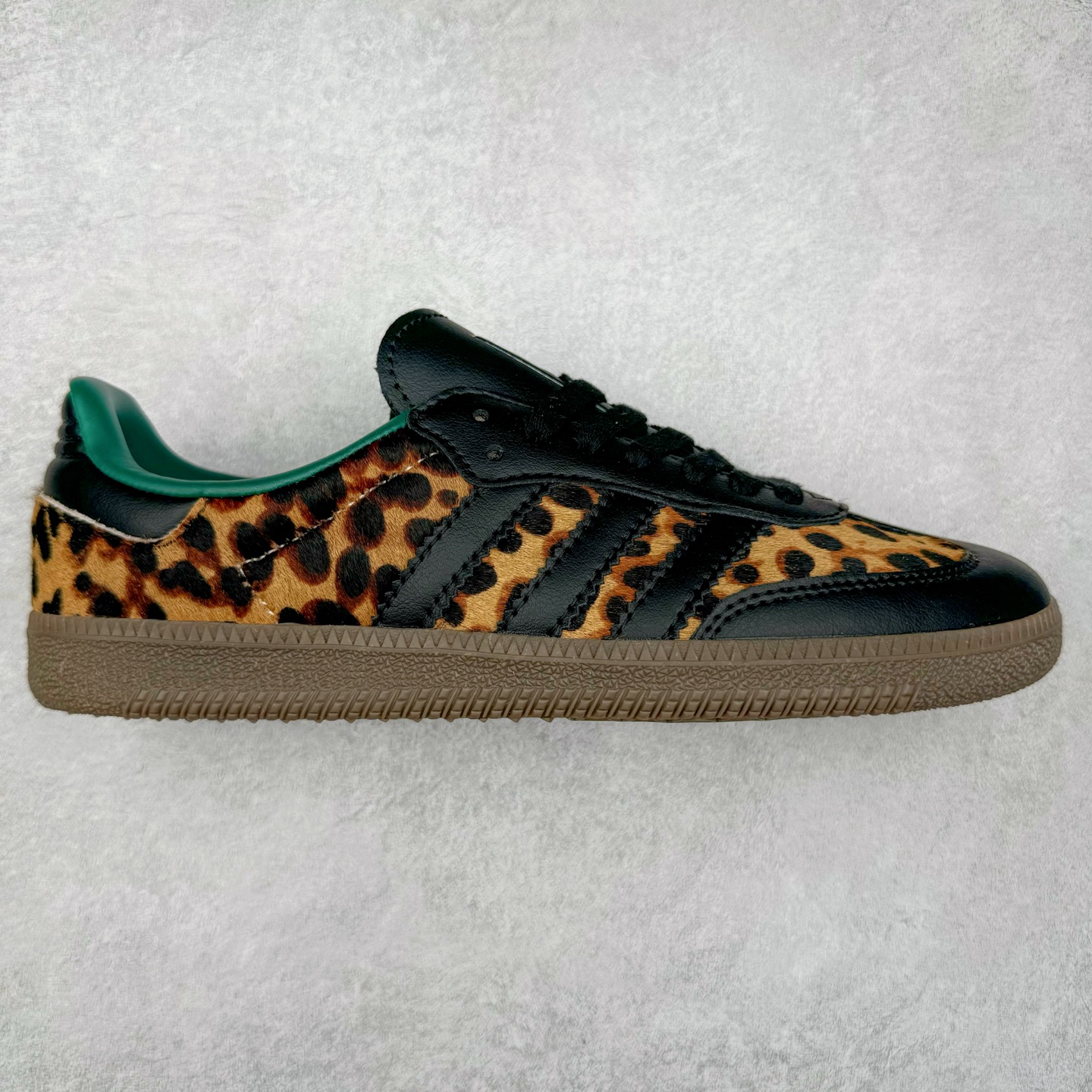 AD Original Samba OG 复古经典轻便板鞋 JI2735 这款桑巴鞋展示了高质量的工艺 带有装饰的超锁缝制和无缝的手感 柔软、柔软的皮革造型和标志性的3条纹完成了精致的外观 正规合身鞋带 鞋面上有绒面鞋垫 橡胶鞋底 享受正畸套筒软感 自50年代首次亮相以来就一直在赢得粉丝的青睐 尺码：36 36.5 37.5 38 38.5 39 40 40.5 41 42 42.5 43 44 44.5 45-选品中心