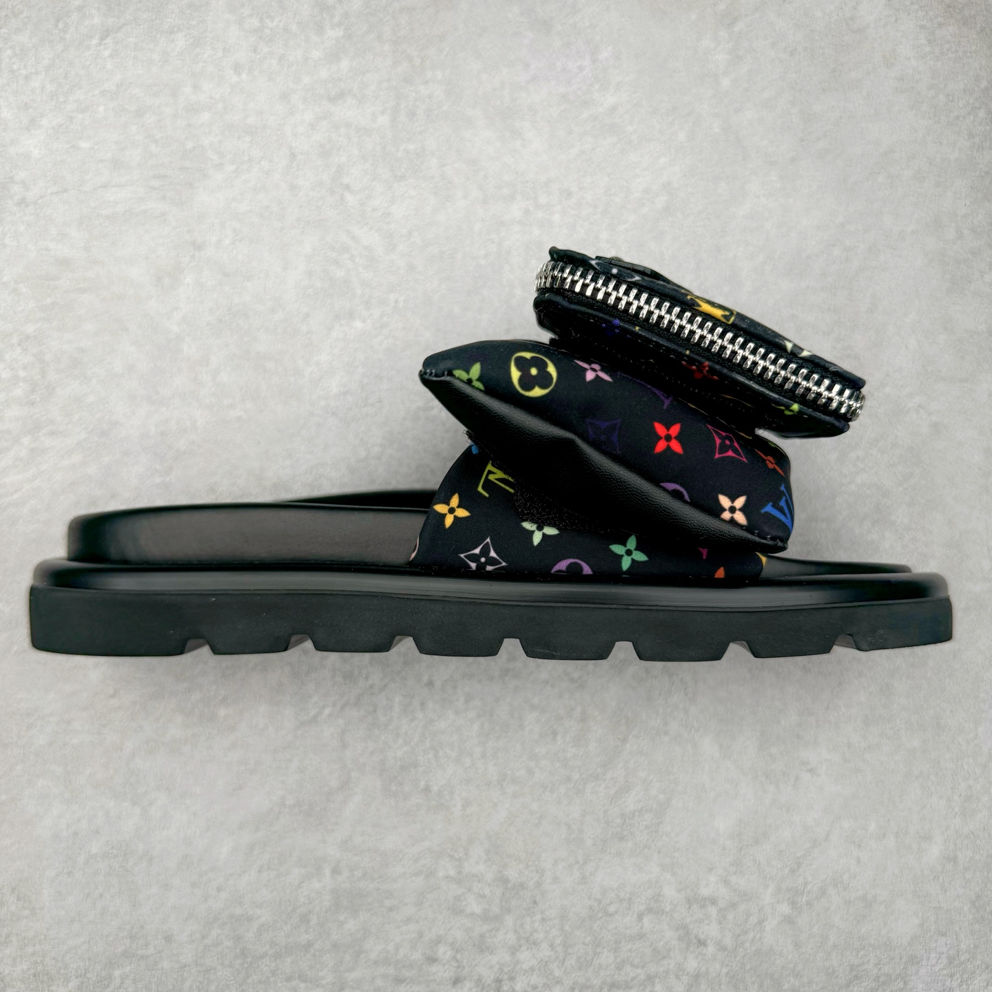 Louis Vuitton lv 2024专柜 春夏新款 最高限定专柜上新 LV情侣厚底魔术贴拖鞋明星同款 网红博主推荐 原版开模 代购版本 Lv 原版3D打印老花 内里海绵 水台4.5CM 原版私膜 真皮大底 全套专柜包装尺码：35 36 37 38 39 40 41 42 43 44-选品中心