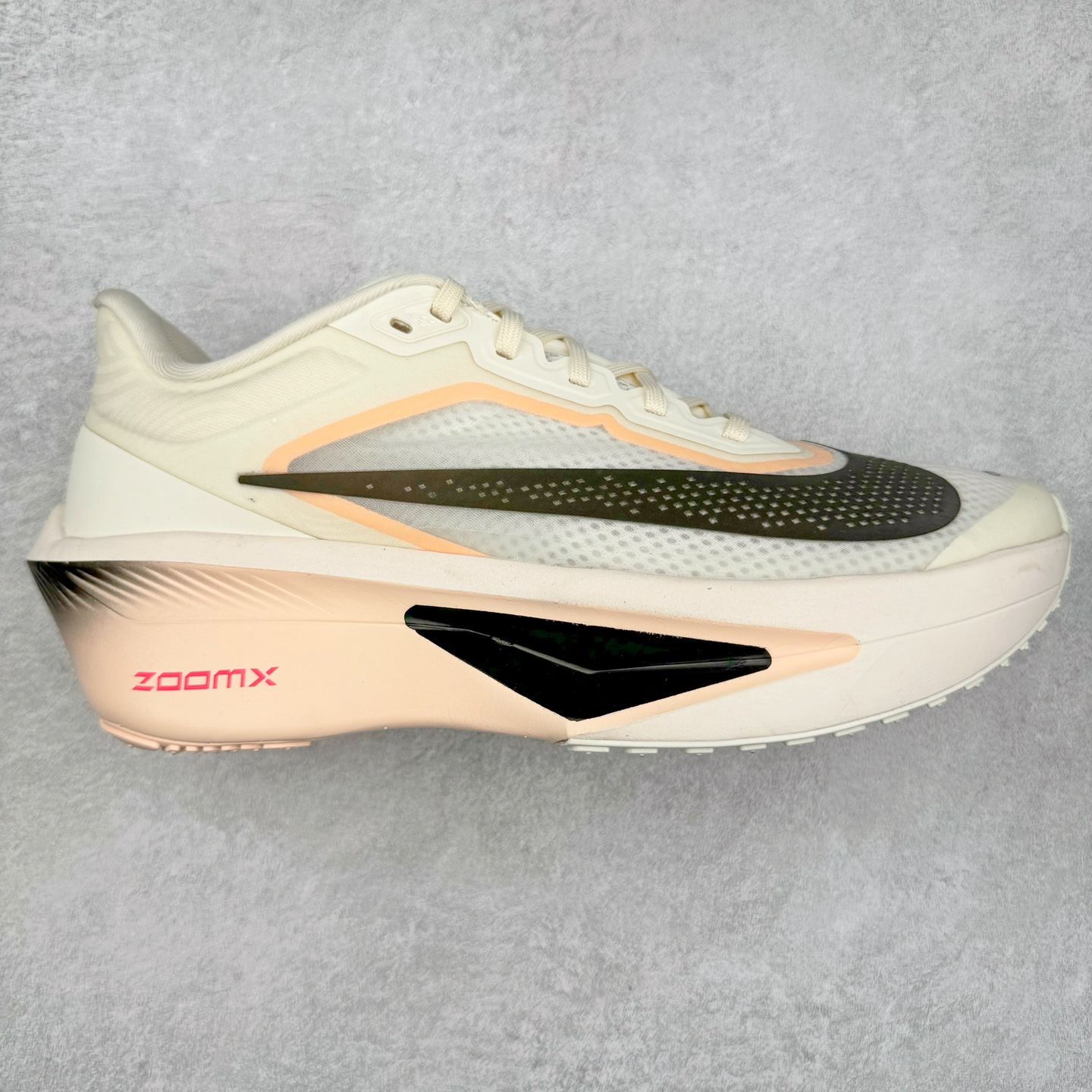 NK ZoomX Invincible Run Flyknit 6 轻量跑鞋 飞织低帮休闲运动慢跑鞋 厚底增高 老爹鞋 此鞋专为短跑运动员而生 是为 5 至 10 公里距离的赛事和训练打造 整体设计采用流线型的轻质工程网眼材质构成鞋面 并与其他 Running 旗舰鞋款同样搭载全脚掌 ZoomX 缓冲中底 搭配 Pebax 物料与橡胶外底 ZoomX StreakFly 首发配色以Prototype呈现 其灵感是来自开发期间的磨损测试 透过编号的标记与内侧的预期跑步距离突出研发过程 货号： FN8455-102 尺码：36 36.5 37.5 38 38.5 39 40 40.5 41 42 42.5 43 44 45-选品中心