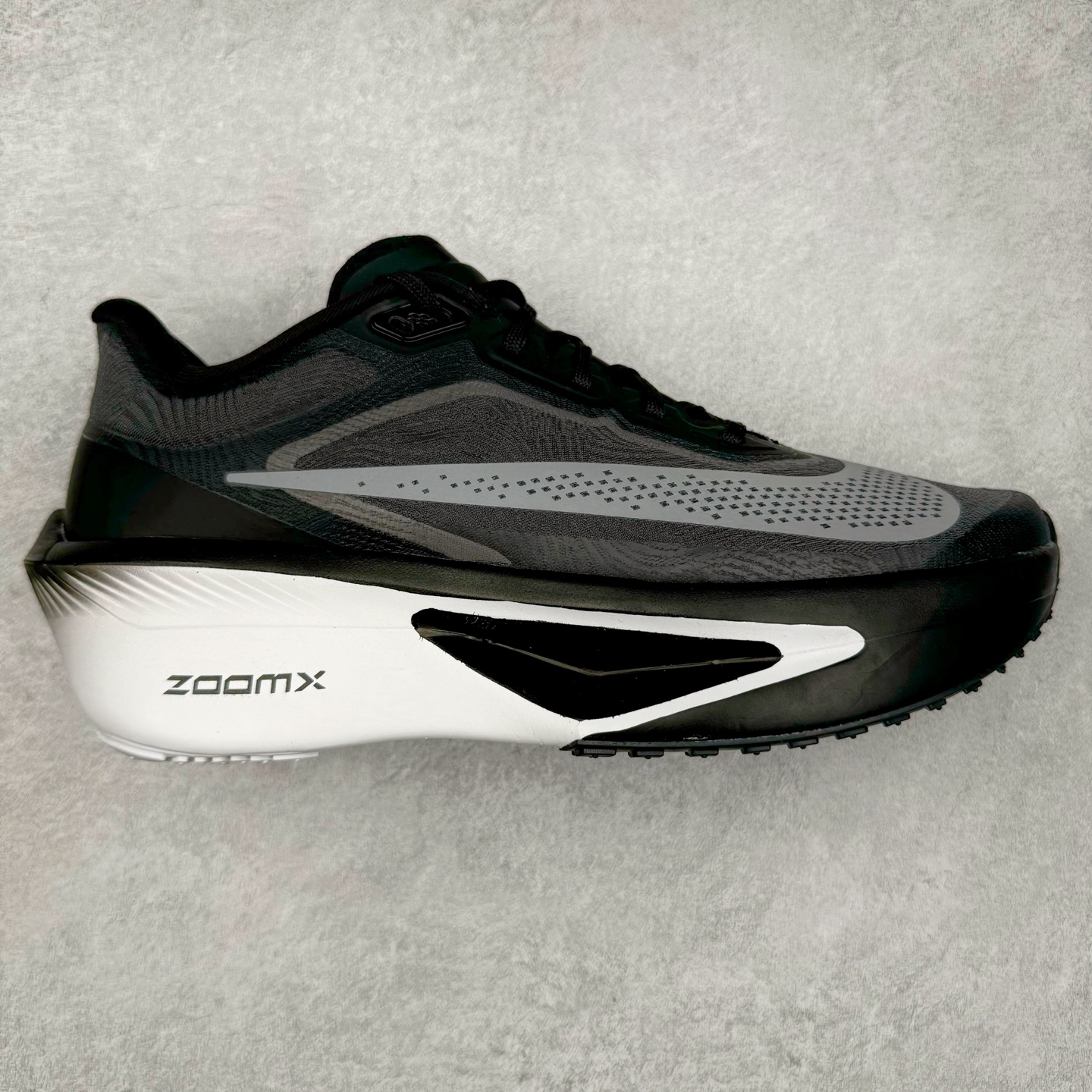 NK ZoomX Invincible Run Flyknit 6 轻量跑鞋 飞织低帮休闲运动慢跑鞋 厚底增高 老爹鞋 此鞋专为短跑运动员而生 是为 5 至 10 公里距离的赛事和训练打造 整体设计采用流线型的轻质工程网眼材质构成鞋面 并与其他 Running 旗舰鞋款同样搭载全脚掌 ZoomX 缓冲中底 搭配 Pebax 物料与橡胶外底 ZoomX StreakFly 首发配色以Prototype呈现 其灵感是来自开发期间的磨损测试 透过编号的标记与内侧的预期跑步距离突出研发过程 货号： FN8454-001 尺码：36 36.5 37.5 38 38.5 39 40 40.5 41 42 42.5 43 44 45-选品中心