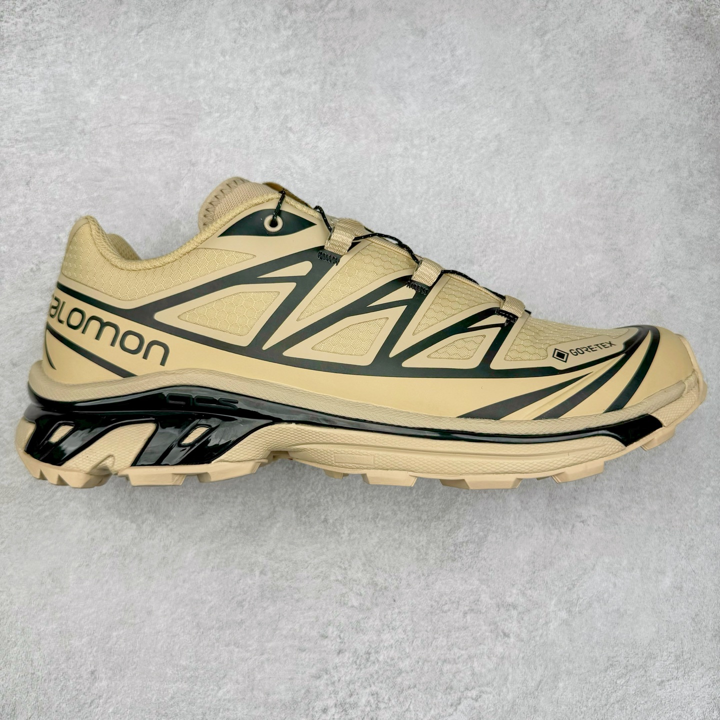 ＃S版 Salomon XT-6 萨洛蒙复古潮流户外机能登山跑鞋 纯原外贸平台特供订单 耗时半年巨作 全套原纸板楦头开发 原厂特供网布配套加持 确保原汁原味 完美呈现版型 原档数据独家私模五层组合大底 男女鞋同步官方开发至46.5 原装Ortholite轻量化鞋垫 中底布带钢印编号 原厂TPU锁扣 进口港宝加持 后跟自然饱满 还原公司包裹性 鞋面以“锯齿”状的包裹系统呈现 在基色底之下加入了各种色点缀 将公司的最新技术和时尚前卫的造型融入耐用的长跑款式中 鞋面由 TPU 薄膜制成 并焊接在高耐磨网眼上 使其既时尚又坚固 由 ACS底盘支撑 可增强稳定性和支撑力 以及由橡胶凸耳 Contragrip外底覆盖的 EVA 缓冲中底 旨在应对崎岖的地形 鞋舌上的彩色Salomon 标签、Quicklace 系统以及鞋头、鞋舌和鞋跟上的附加品牌使细节更加完美 让穿着者可以轻松驾驭户外与通勤下的任何运动生活场景 无缝鞋身户外随意纵横 颜值与脚感兼备 出街通勤 绝对非常吸睛 你值得拥有 尺码：36 36.5 37.5 38 38.5 39 40 40.5 41 42 42.5 43 44 44.5 45 46 46.5 注意：偏小1码-选品中心