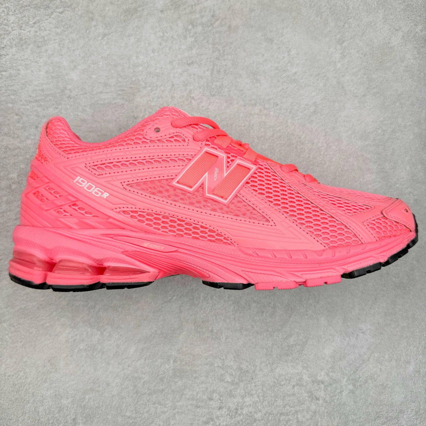 ＃M3纯原 New Balance M1906R NB新百伦系列复古老爹风休闲运动慢跑鞋 日韩出口特供订单 全网最全配色 配套商长期套现长期补货 全新货品 正常出厂触屏不到的单价 超级跑量款 全套原楦原纸板原厂数据开发 进口三明治网面 原装进口翻毛皮料正确绒感卡色 正确中底拉帮中底网布细节 采用轻质牛剖革拼接透气网眼衬垫织物鞋面材质 T-Beam大底提供足步弓支撑 保持步态稳定 后跟搭载外露缓震胶 鞋身整体以各种深浅不一的灰色覆盖 鞋头以淡蓝色调装饰 网眼衬垫通过不规律的色块实现做旧的美感 泛黄的鞋底更是进一步增添了复古气息 尺码：36 37 37.5 38 38.5 39.5 40 40.5 41.5 42 42.5 43 44 45-选品中心