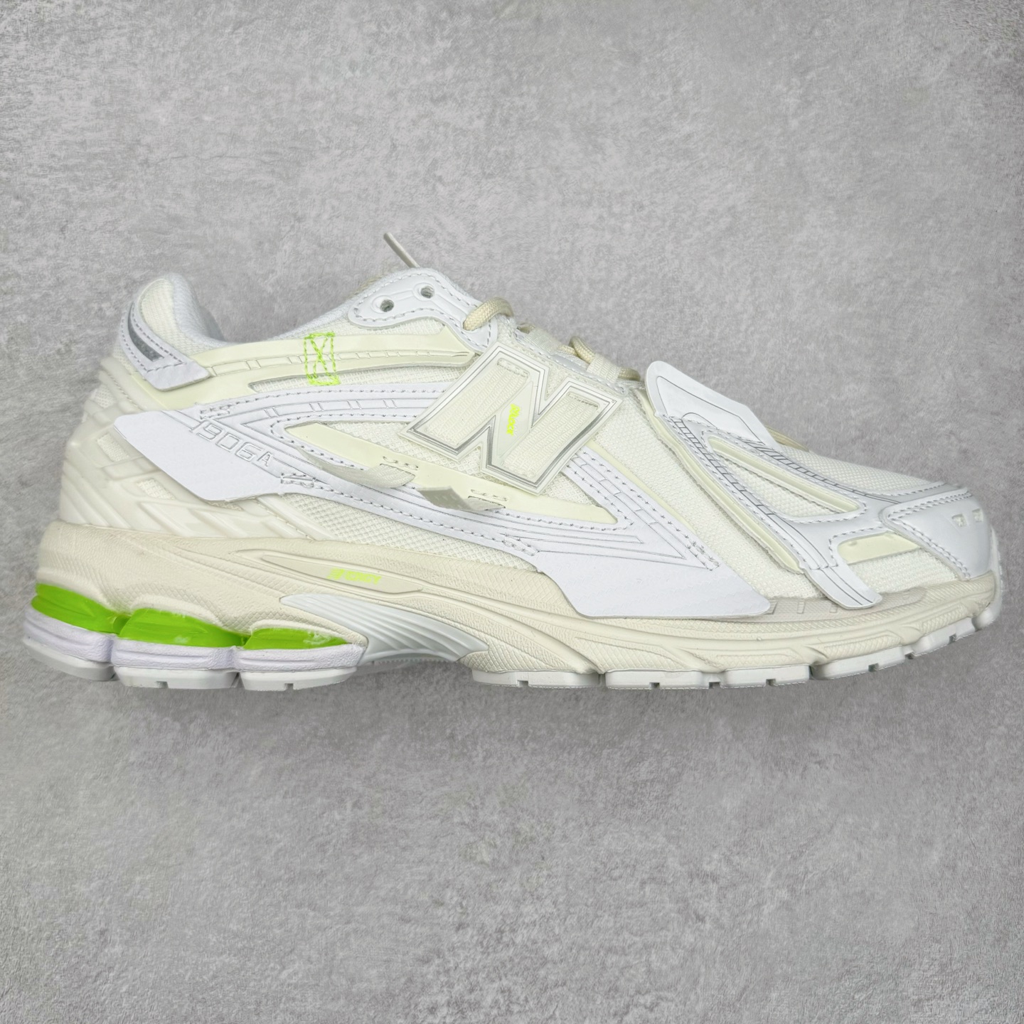 ＃M3纯原 New Balance M1906R NB新百伦系列复古老爹风休闲运动慢跑鞋 日韩出口特供订单 全网最全配色 配套商长期套现长期补货 全新货品 正常出厂触屏不到的单价 超级跑量款 全套原楦原纸板原厂数据开发 进口三明治网面 原装进口翻毛皮料正确绒感卡色 正确中底拉帮中底网布细节 采用轻质牛剖革拼接透气网眼衬垫织物鞋面材质 T-Beam大底提供足步弓支撑 保持步态稳定 后跟搭载外露缓震胶 鞋身整体以各种深浅不一的灰色覆盖 鞋头以淡蓝色调装饰 网眼衬垫通过不规律的色块实现做旧的美感 泛黄的鞋底更是进一步增添了复古气息 尺码：36 37 37.5 38 38.5 39.5 40 40.5 41.5 42 42.5 43 44 45-选品中心