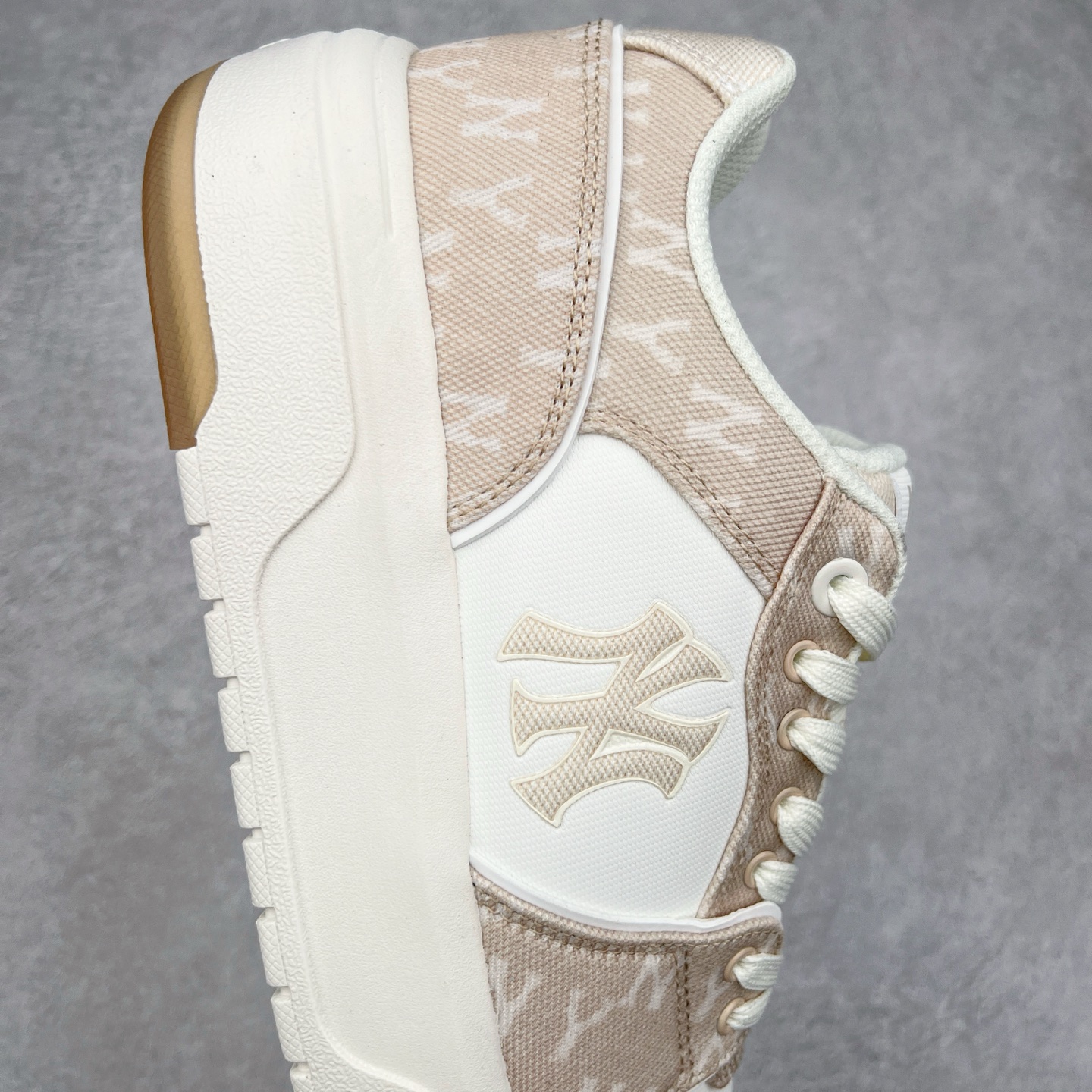 图片[6]-＃PB过验版 MLB Chunky Liner Basic 复古印花学长鞋系列低帮轻量增高厚底百搭休闲运动慢跑鞋板鞋 Korea韩国联名NY美国榄球纽约洋基队限定 目前可过轻松秒过各类鉴定 能操作的私聊 韩国代购专供 左脚内置NFC感应 区别市面贴纸假芯片 MLB专用菱形双针中底布 重点细节中底布带注胶孔 原厂NFC感应吊牌 支持鉴定 一个两位数 原盒原标 全套原楦原纸板原厂数据开发 中韩文保养标贴 绿色防霉片 平台代购专供 独家一比一RB+MD组合大底 高频后跟小人Logo精准对位立体饱满 正确网布加超迁鞋面 转印中底走线紧密 转印Logo工艺表层防刮不掉色 尺码：35 36 36.5 37.5 38 38.5 39 40 40.5 41 42 42.5 43 44 44.5 45-选品中心