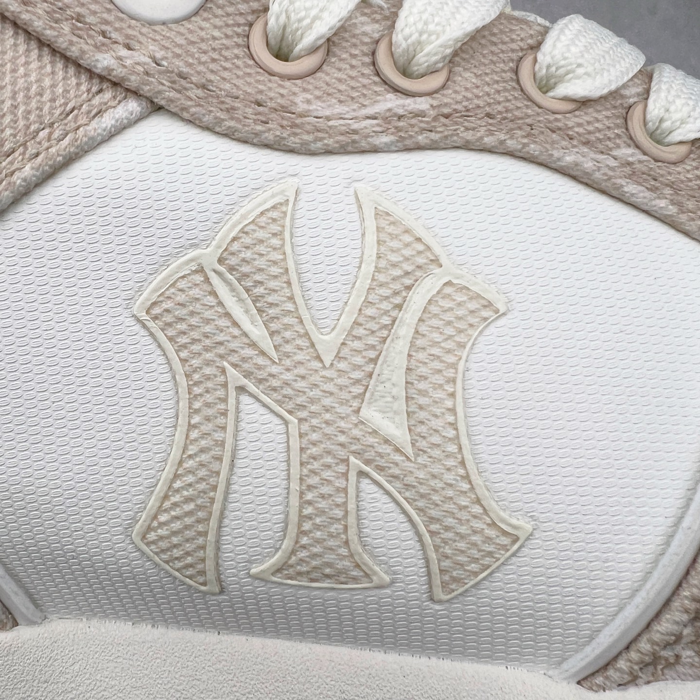 图片[18]-＃PB过验版 MLB Chunky Liner Basic 复古印花学长鞋系列低帮轻量增高厚底百搭休闲运动慢跑鞋板鞋 Korea韩国联名NY美国榄球纽约洋基队限定 目前可过轻松秒过各类鉴定 能操作的私聊 韩国代购专供 左脚内置NFC感应 区别市面贴纸假芯片 MLB专用菱形双针中底布 重点细节中底布带注胶孔 原厂NFC感应吊牌 支持鉴定 一个两位数 原盒原标 全套原楦原纸板原厂数据开发 中韩文保养标贴 绿色防霉片 平台代购专供 独家一比一RB+MD组合大底 高频后跟小人Logo精准对位立体饱满 正确网布加超迁鞋面 转印中底走线紧密 转印Logo工艺表层防刮不掉色 尺码：35 36 36.5 37.5 38 38.5 39 40 40.5 41 42 42.5 43 44 44.5 45-选品中心