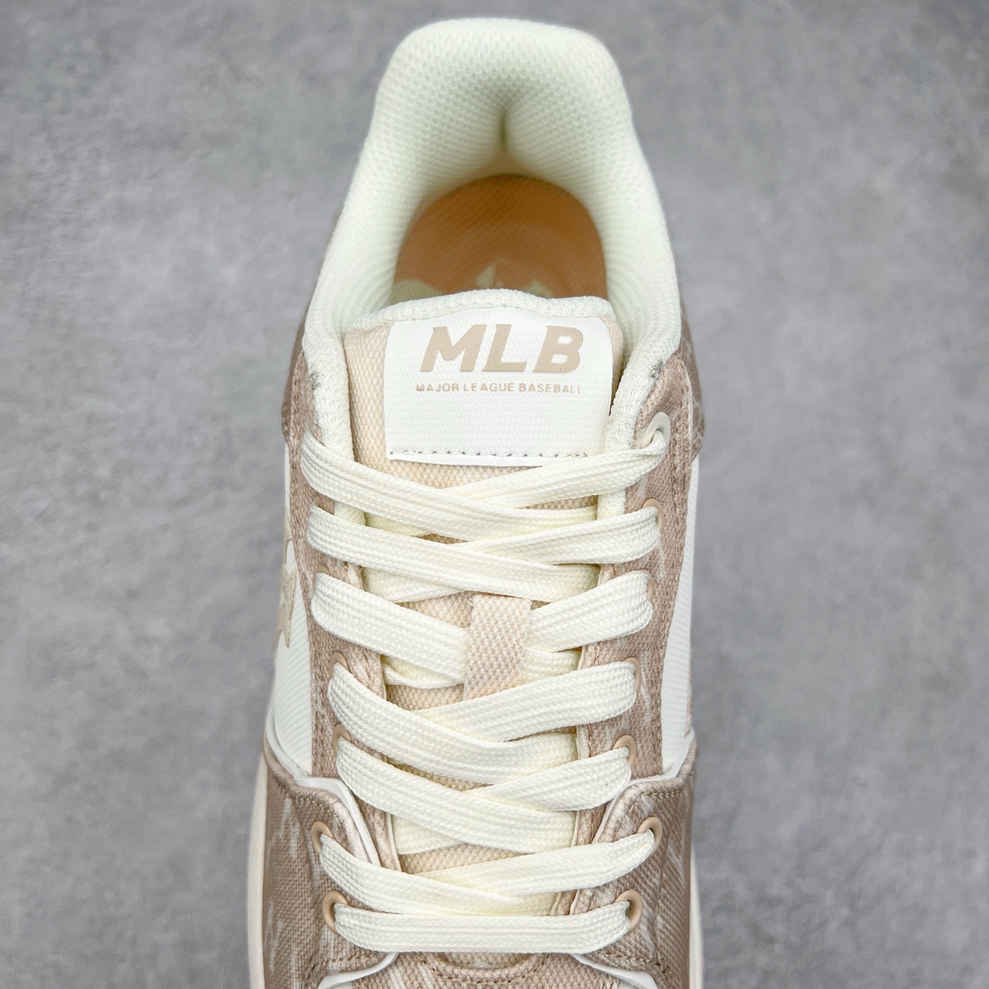 图片[5]-＃PB过验版 MLB Chunky Liner Basic 复古印花学长鞋系列低帮轻量增高厚底百搭休闲运动慢跑鞋板鞋 Korea韩国联名NY美国榄球纽约洋基队限定 目前可过轻松秒过各类鉴定 能操作的私聊 韩国代购专供 左脚内置NFC感应 区别市面贴纸假芯片 MLB专用菱形双针中底布 重点细节中底布带注胶孔 原厂NFC感应吊牌 支持鉴定 一个两位数 原盒原标 全套原楦原纸板原厂数据开发 中韩文保养标贴 绿色防霉片 平台代购专供 独家一比一RB+MD组合大底 高频后跟小人Logo精准对位立体饱满 正确网布加超迁鞋面 转印中底走线紧密 转印Logo工艺表层防刮不掉色 尺码：35 36 36.5 37.5 38 38.5 39 40 40.5 41 42 42.5 43 44 44.5 45-选品中心