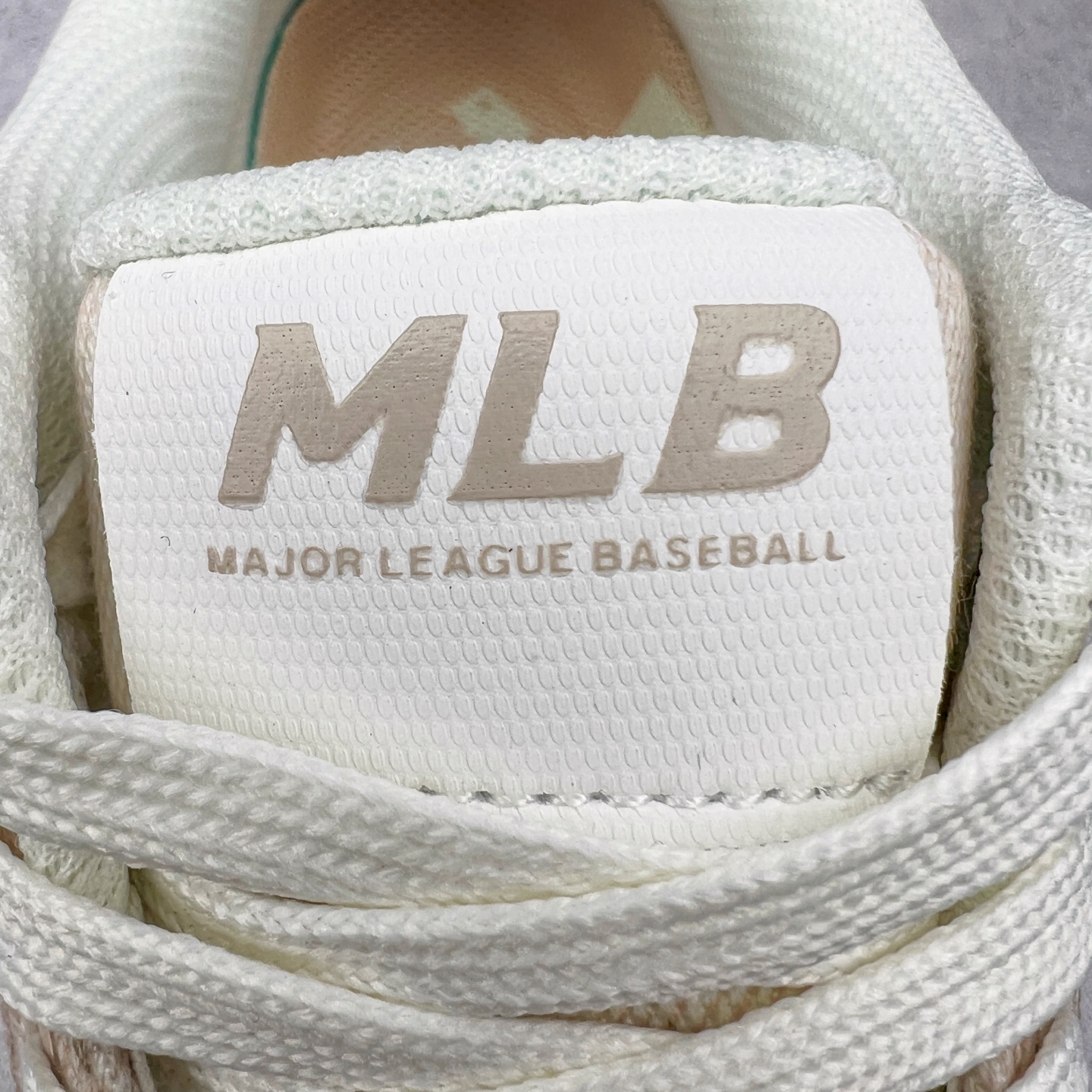 图片[13]-＃PB过验版 MLB Chunky Liner Basic 复古印花学长鞋系列低帮轻量增高厚底百搭休闲运动慢跑鞋板鞋 Korea韩国联名NY美国榄球纽约洋基队限定 目前可过轻松秒过各类鉴定 能操作的私聊 韩国代购专供 左脚内置NFC感应 区别市面贴纸假芯片 MLB专用菱形双针中底布 重点细节中底布带注胶孔 原厂NFC感应吊牌 支持鉴定 一个两位数 原盒原标 全套原楦原纸板原厂数据开发 中韩文保养标贴 绿色防霉片 平台代购专供 独家一比一RB+MD组合大底 高频后跟小人Logo精准对位立体饱满 正确网布加超迁鞋面 转印中底走线紧密 转印Logo工艺表层防刮不掉色 尺码：35 36 36.5 37.5 38 38.5 39 40 40.5 41 42 42.5 43 44 44.5 45-选品中心