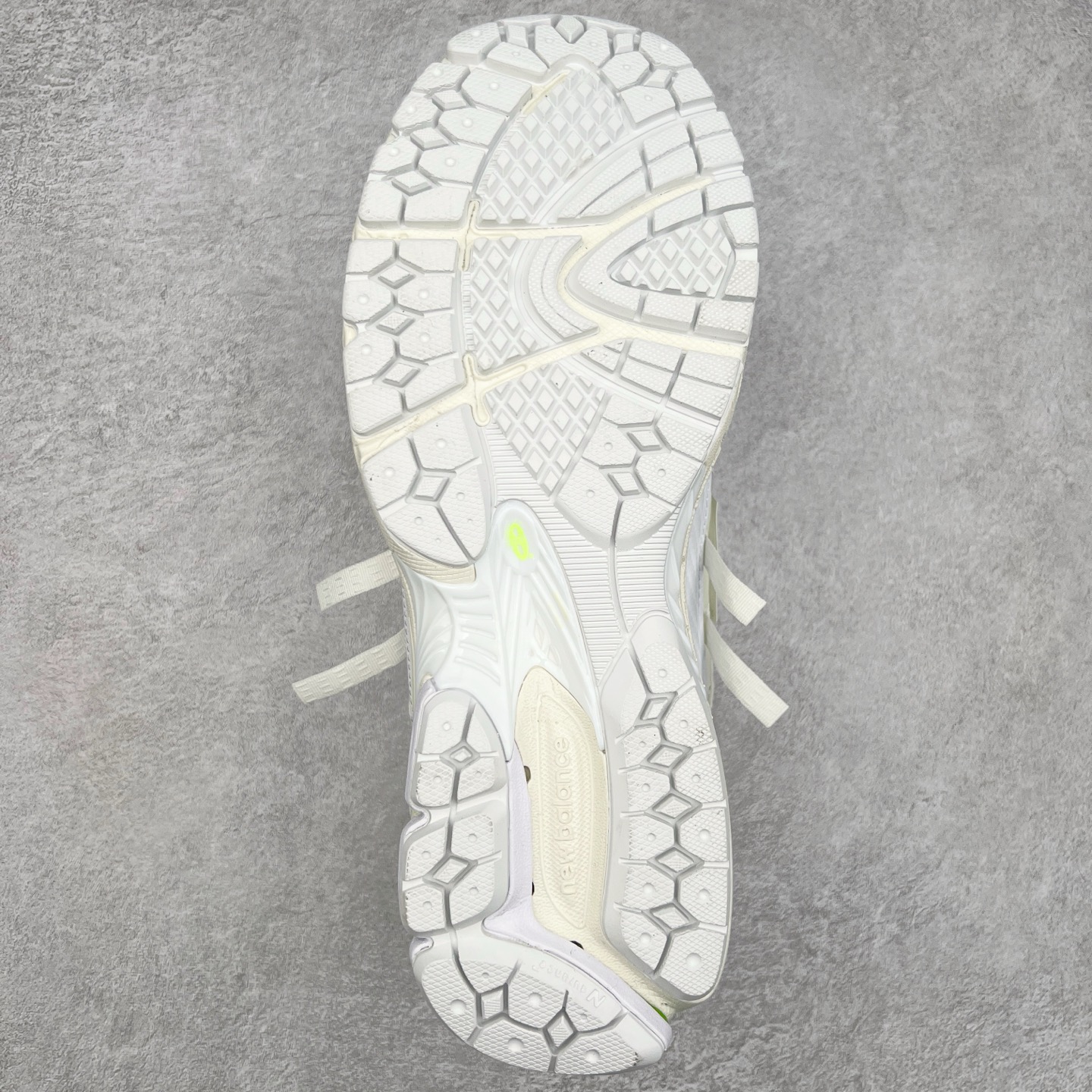 图片[9]-＃M3纯原 New Balance M1906R NB新百伦系列复古老爹风休闲运动慢跑鞋 日韩出口特供订单 全网最全配色 配套商长期套现长期补货 全新货品 正常出厂触屏不到的单价 超级跑量款 全套原楦原纸板原厂数据开发 进口三明治网面 原装进口翻毛皮料正确绒感卡色 正确中底拉帮中底网布细节 采用轻质牛剖革拼接透气网眼衬垫织物鞋面材质 T-Beam大底提供足步弓支撑 保持步态稳定 后跟搭载外露缓震胶 鞋身整体以各种深浅不一的灰色覆盖 鞋头以淡蓝色调装饰 网眼衬垫通过不规律的色块实现做旧的美感 泛黄的鞋底更是进一步增添了复古气息 尺码：36 37 37.5 38 38.5 39.5 40 40.5 41.5 42 42.5 43 44 45-选品中心