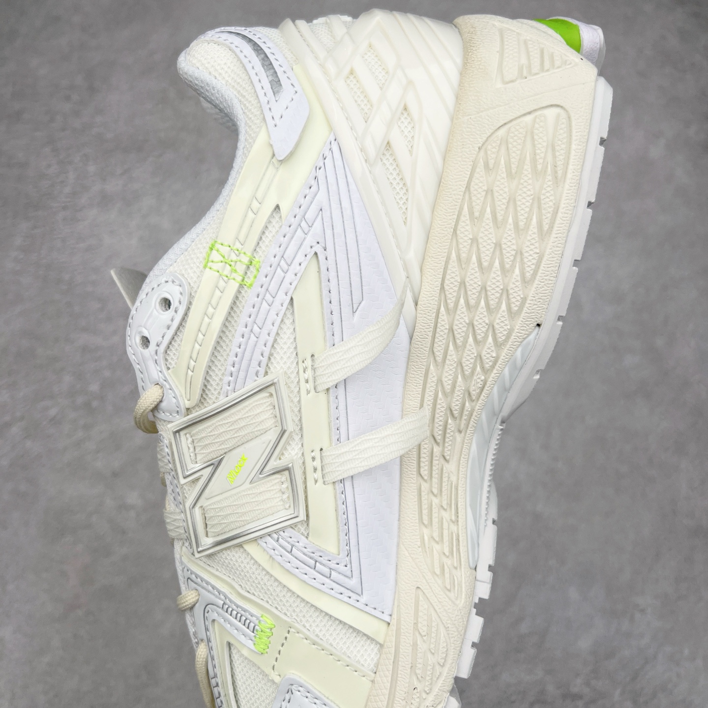 图片[7]-＃M3纯原 New Balance M1906R NB新百伦系列复古老爹风休闲运动慢跑鞋 日韩出口特供订单 全网最全配色 配套商长期套现长期补货 全新货品 正常出厂触屏不到的单价 超级跑量款 全套原楦原纸板原厂数据开发 进口三明治网面 原装进口翻毛皮料正确绒感卡色 正确中底拉帮中底网布细节 采用轻质牛剖革拼接透气网眼衬垫织物鞋面材质 T-Beam大底提供足步弓支撑 保持步态稳定 后跟搭载外露缓震胶 鞋身整体以各种深浅不一的灰色覆盖 鞋头以淡蓝色调装饰 网眼衬垫通过不规律的色块实现做旧的美感 泛黄的鞋底更是进一步增添了复古气息 尺码：36 37 37.5 38 38.5 39.5 40 40.5 41.5 42 42.5 43 44 45-选品中心