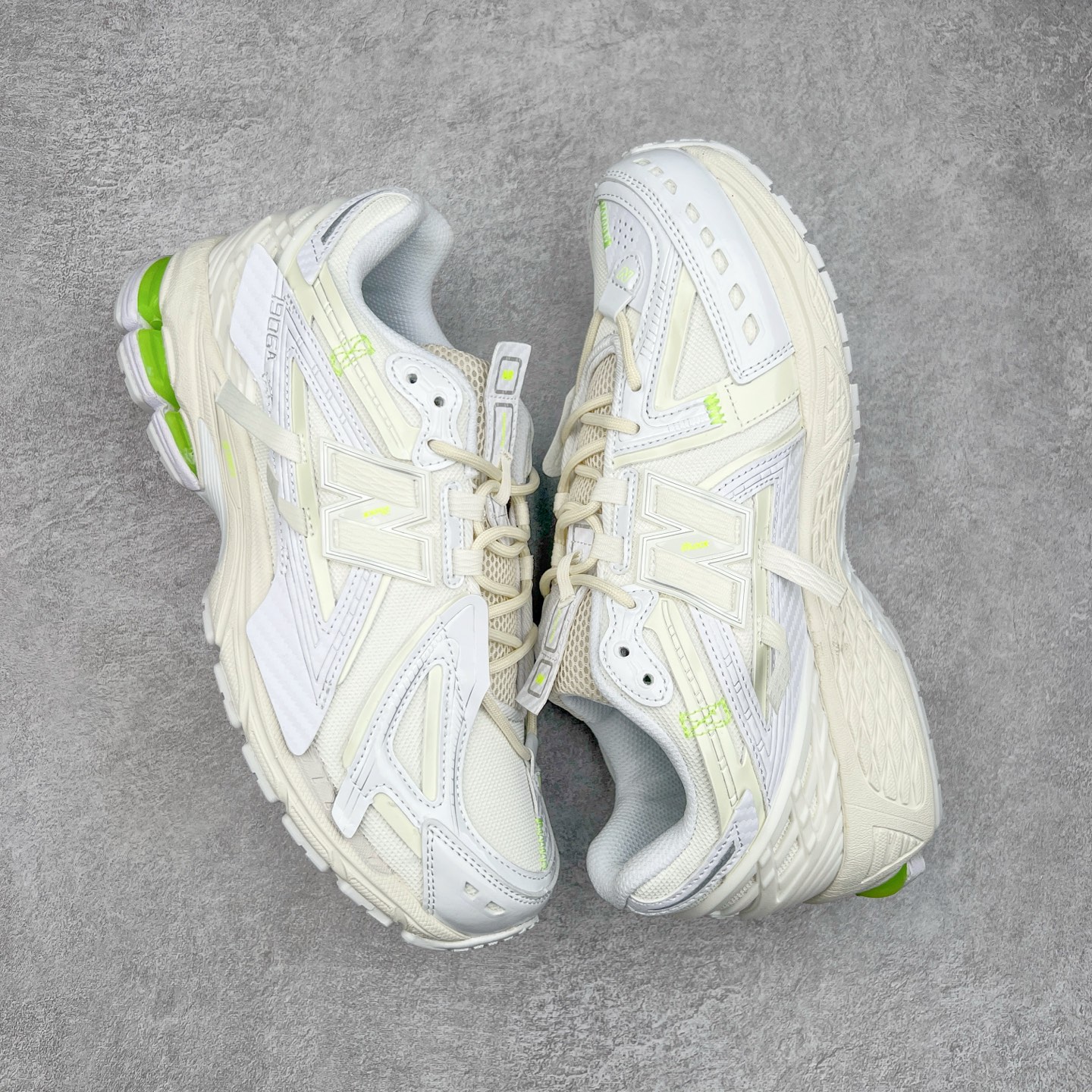 图片[3]-＃M3纯原 New Balance M1906R NB新百伦系列复古老爹风休闲运动慢跑鞋 日韩出口特供订单 全网最全配色 配套商长期套现长期补货 全新货品 正常出厂触屏不到的单价 超级跑量款 全套原楦原纸板原厂数据开发 进口三明治网面 原装进口翻毛皮料正确绒感卡色 正确中底拉帮中底网布细节 采用轻质牛剖革拼接透气网眼衬垫织物鞋面材质 T-Beam大底提供足步弓支撑 保持步态稳定 后跟搭载外露缓震胶 鞋身整体以各种深浅不一的灰色覆盖 鞋头以淡蓝色调装饰 网眼衬垫通过不规律的色块实现做旧的美感 泛黄的鞋底更是进一步增添了复古气息 尺码：36 37 37.5 38 38.5 39.5 40 40.5 41.5 42 42.5 43 44 45-选品中心