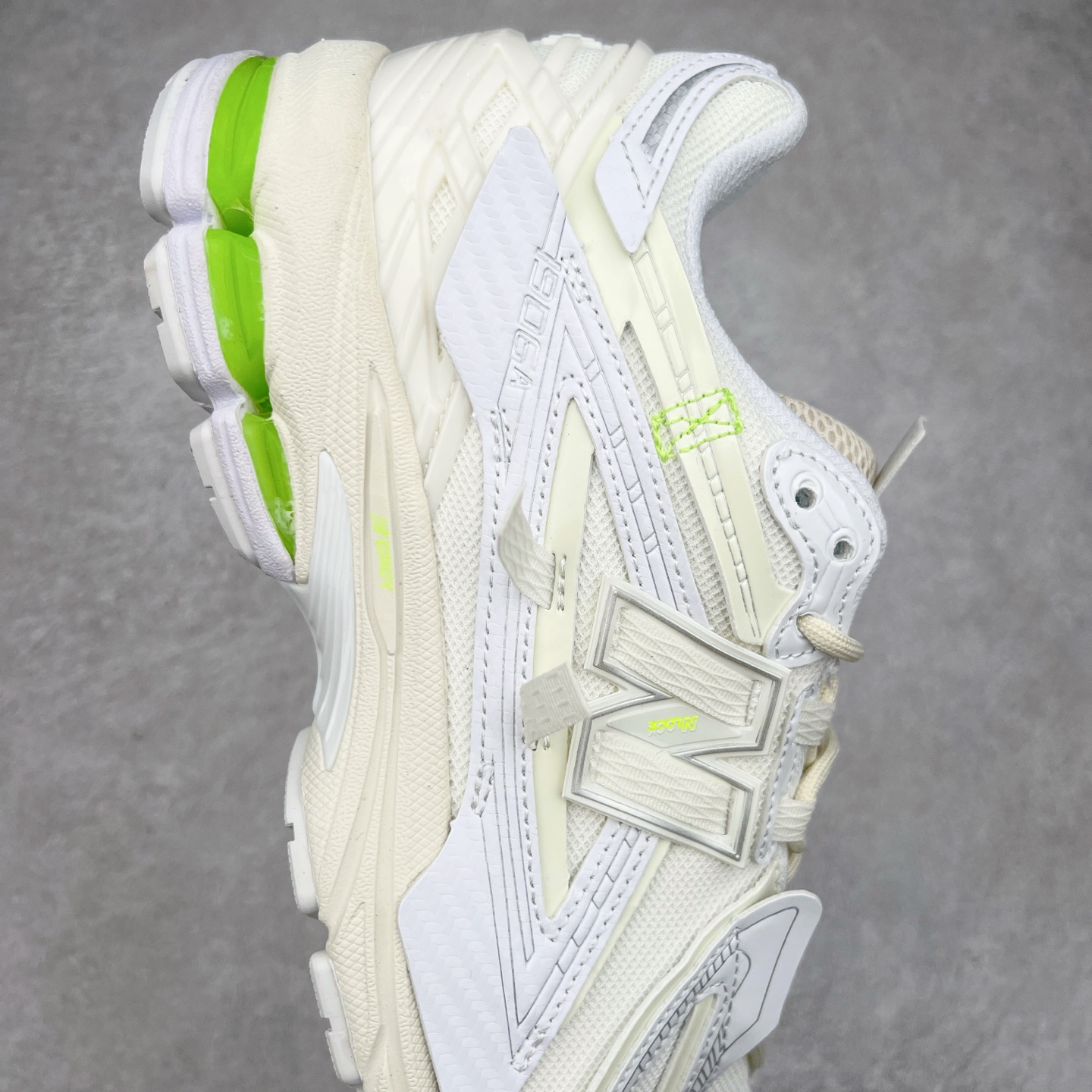 图片[6]-＃M3纯原 New Balance M1906R NB新百伦系列复古老爹风休闲运动慢跑鞋 日韩出口特供订单 全网最全配色 配套商长期套现长期补货 全新货品 正常出厂触屏不到的单价 超级跑量款 全套原楦原纸板原厂数据开发 进口三明治网面 原装进口翻毛皮料正确绒感卡色 正确中底拉帮中底网布细节 采用轻质牛剖革拼接透气网眼衬垫织物鞋面材质 T-Beam大底提供足步弓支撑 保持步态稳定 后跟搭载外露缓震胶 鞋身整体以各种深浅不一的灰色覆盖 鞋头以淡蓝色调装饰 网眼衬垫通过不规律的色块实现做旧的美感 泛黄的鞋底更是进一步增添了复古气息 尺码：36 37 37.5 38 38.5 39.5 40 40.5 41.5 42 42.5 43 44 45-选品中心