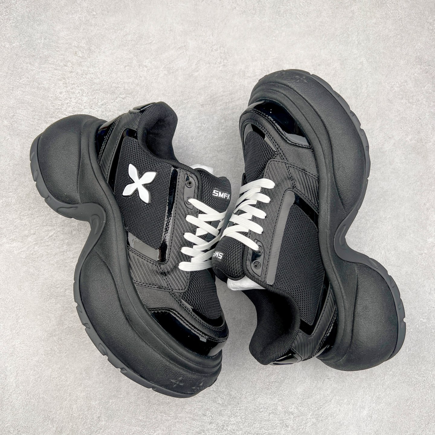 图片[3]-SMFK 2024最新火爆增高小白鞋板鞋 SMFK成立于2016年 一直在做中国品牌 中国设计 中国制造 品牌注重舒适和体验 在设计上追求unisex free size design for all并且尝试一些关于SMFK的风格 在乎每个产品的细节开发 很多部分我们采用手工制作 在相同中又存在不同 不破不立 尺码：35 36 37 38 39 40-选品中心