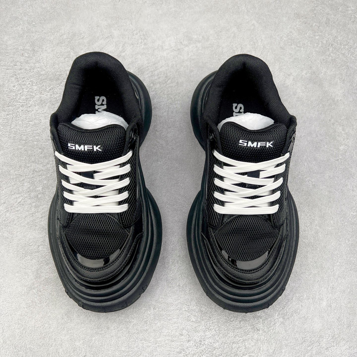 图片[2]-SMFK 2024最新火爆增高小白鞋板鞋 SMFK成立于2016年 一直在做中国品牌 中国设计 中国制造 品牌注重舒适和体验 在设计上追求unisex free size design for all并且尝试一些关于SMFK的风格 在乎每个产品的细节开发 很多部分我们采用手工制作 在相同中又存在不同 不破不立 尺码：35 36 37 38 39 40-选品中心