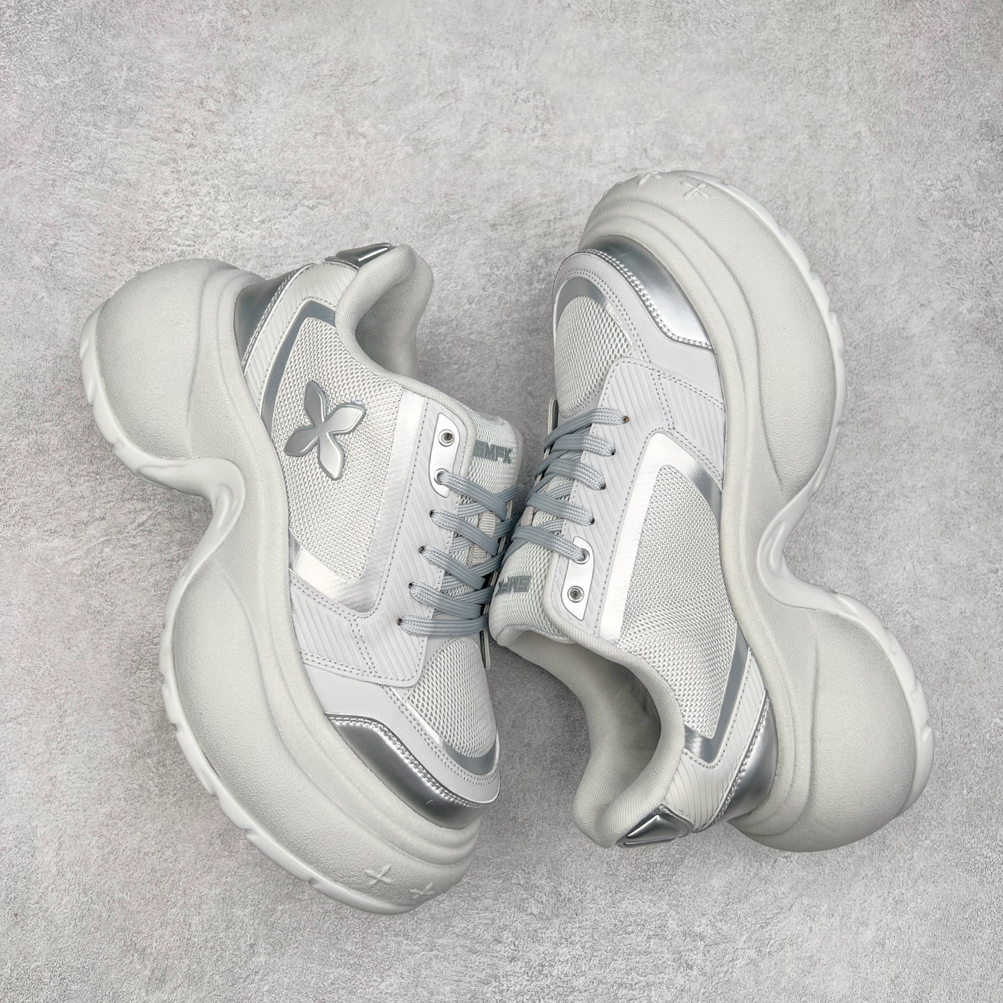 图片[3]-SMFK 2024最新火爆增高小白鞋板鞋 SMFK成立于2016年 一直在做中国品牌 中国设计 中国制造 品牌注重舒适和体验 在设计上追求unisex free size design for all并且尝试一些关于SMFK的风格 在乎每个产品的细节开发 很多部分我们采用手工制作 在相同中又存在不同 不破不立 尺码：35 36 37 38 39 40-选品中心