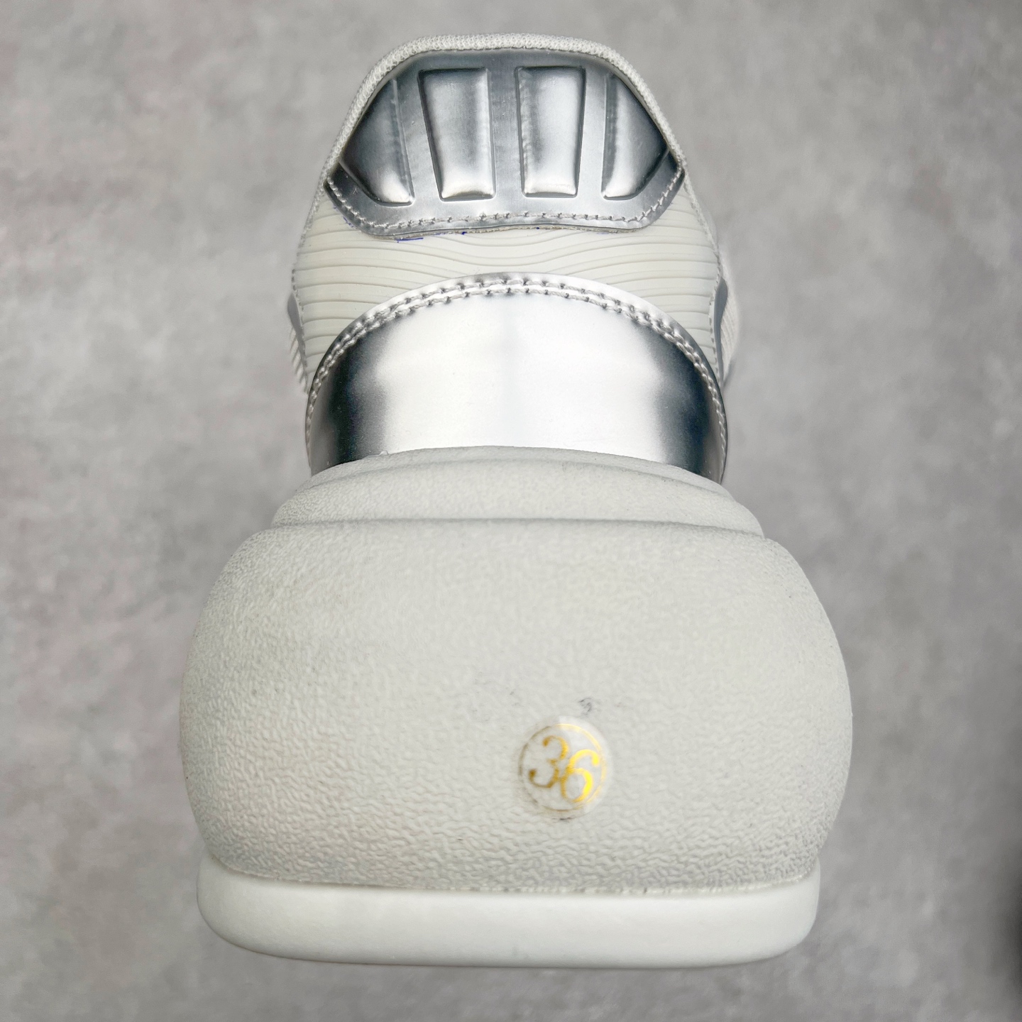 图片[8]-SMFK 2024最新火爆增高小白鞋板鞋 SMFK成立于2016年 一直在做中国品牌 中国设计 中国制造 品牌注重舒适和体验 在设计上追求unisex free size design for all并且尝试一些关于SMFK的风格 在乎每个产品的细节开发 很多部分我们采用手工制作 在相同中又存在不同 不破不立 尺码：35 36 37 38 39 40-选品中心