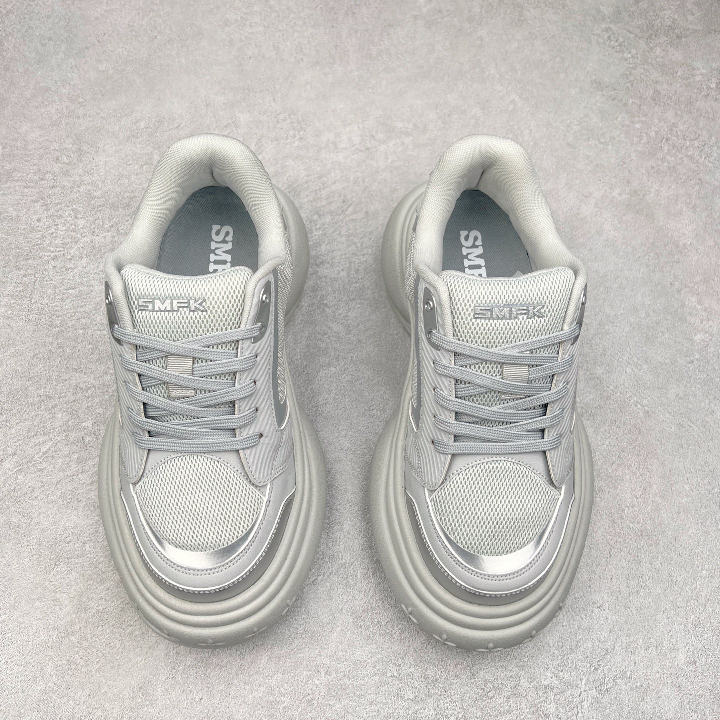 图片[2]-SMFK 2024最新火爆增高小白鞋板鞋 SMFK成立于2016年 一直在做中国品牌 中国设计 中国制造 品牌注重舒适和体验 在设计上追求unisex free size design for all并且尝试一些关于SMFK的风格 在乎每个产品的细节开发 很多部分我们采用手工制作 在相同中又存在不同 不破不立 尺码：35 36 37 38 39 40-选品中心