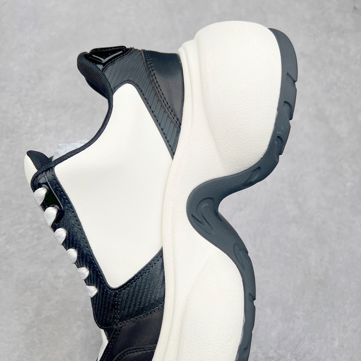 图片[7]-SMFK 2024最新火爆增高小白鞋板鞋 SMFK成立于2016年 一直在做中国品牌 中国设计 中国制造 品牌注重舒适和体验 在设计上追求unisex free size design for all并且尝试一些关于SMFK的风格 在乎每个产品的细节开发 很多部分我们采用手工制作 在相同中又存在不同 不破不立 尺码：35 36 37 38 39 40-选品中心