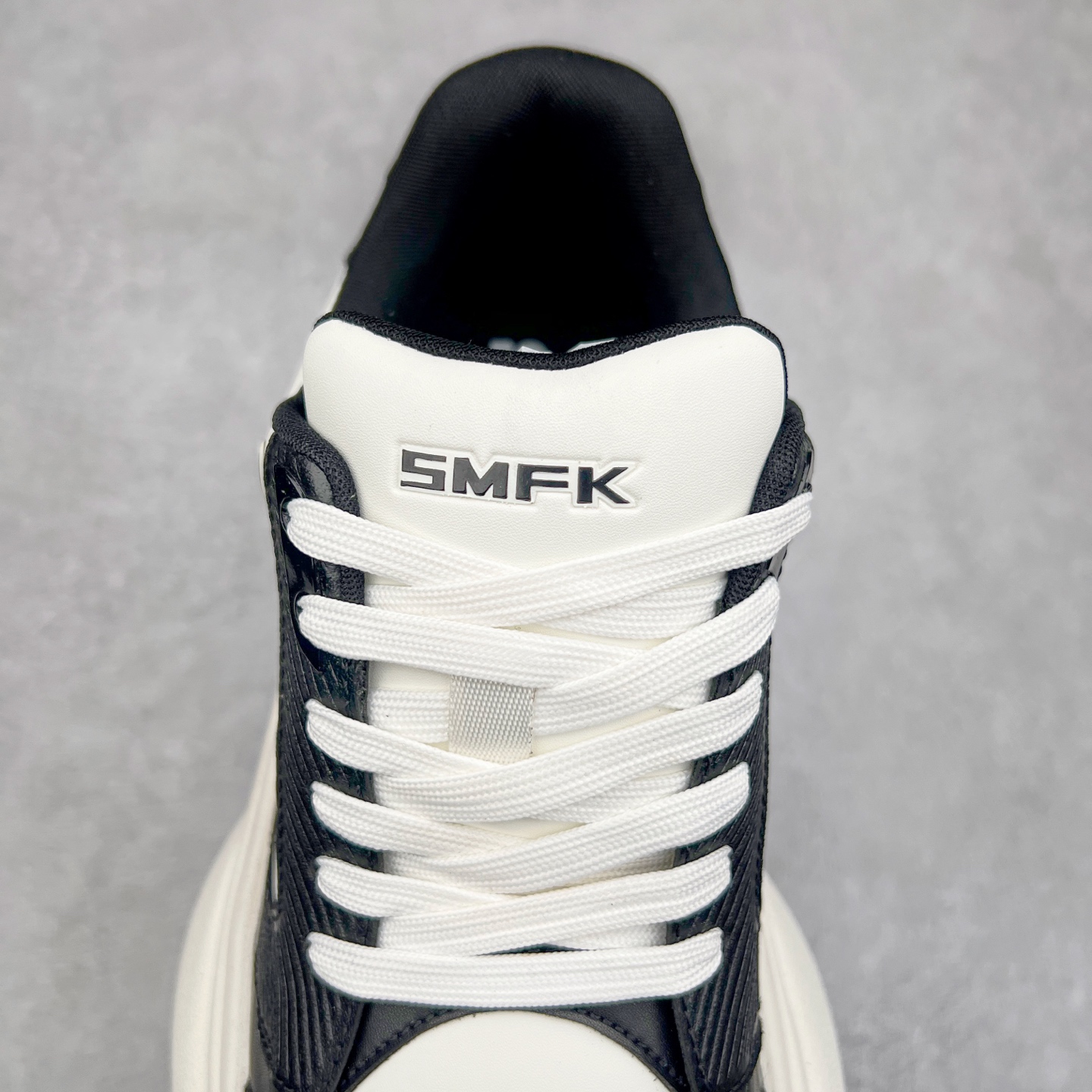 图片[5]-SMFK 2024最新火爆增高小白鞋板鞋 SMFK成立于2016年 一直在做中国品牌 中国设计 中国制造 品牌注重舒适和体验 在设计上追求unisex free size design for all并且尝试一些关于SMFK的风格 在乎每个产品的细节开发 很多部分我们采用手工制作 在相同中又存在不同 不破不立 尺码：35 36 37 38 39 40-选品中心