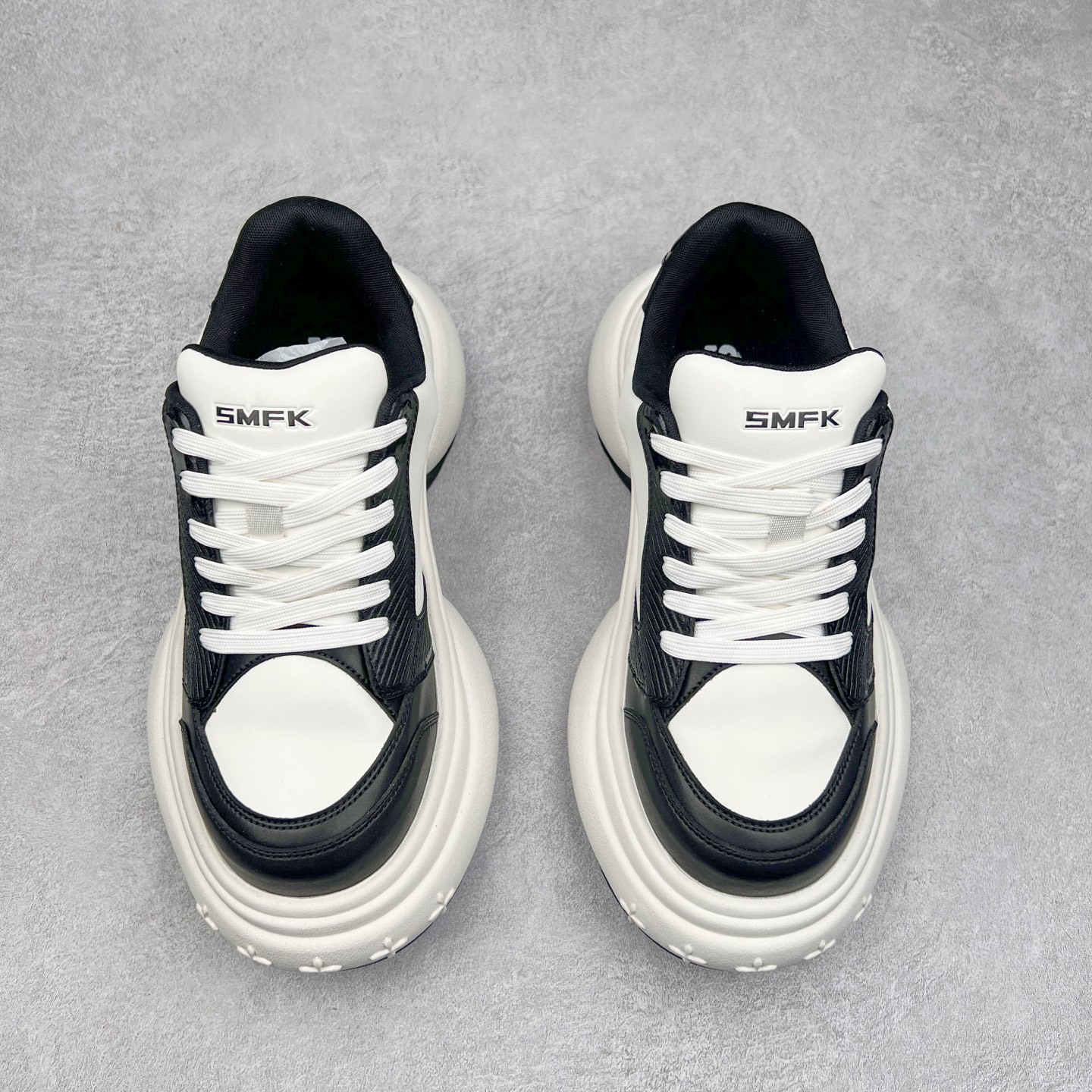 图片[2]-SMFK 2024最新火爆增高小白鞋板鞋 SMFK成立于2016年 一直在做中国品牌 中国设计 中国制造 品牌注重舒适和体验 在设计上追求unisex free size design for all并且尝试一些关于SMFK的风格 在乎每个产品的细节开发 很多部分我们采用手工制作 在相同中又存在不同 不破不立 尺码：35 36 37 38 39 40-选品中心
