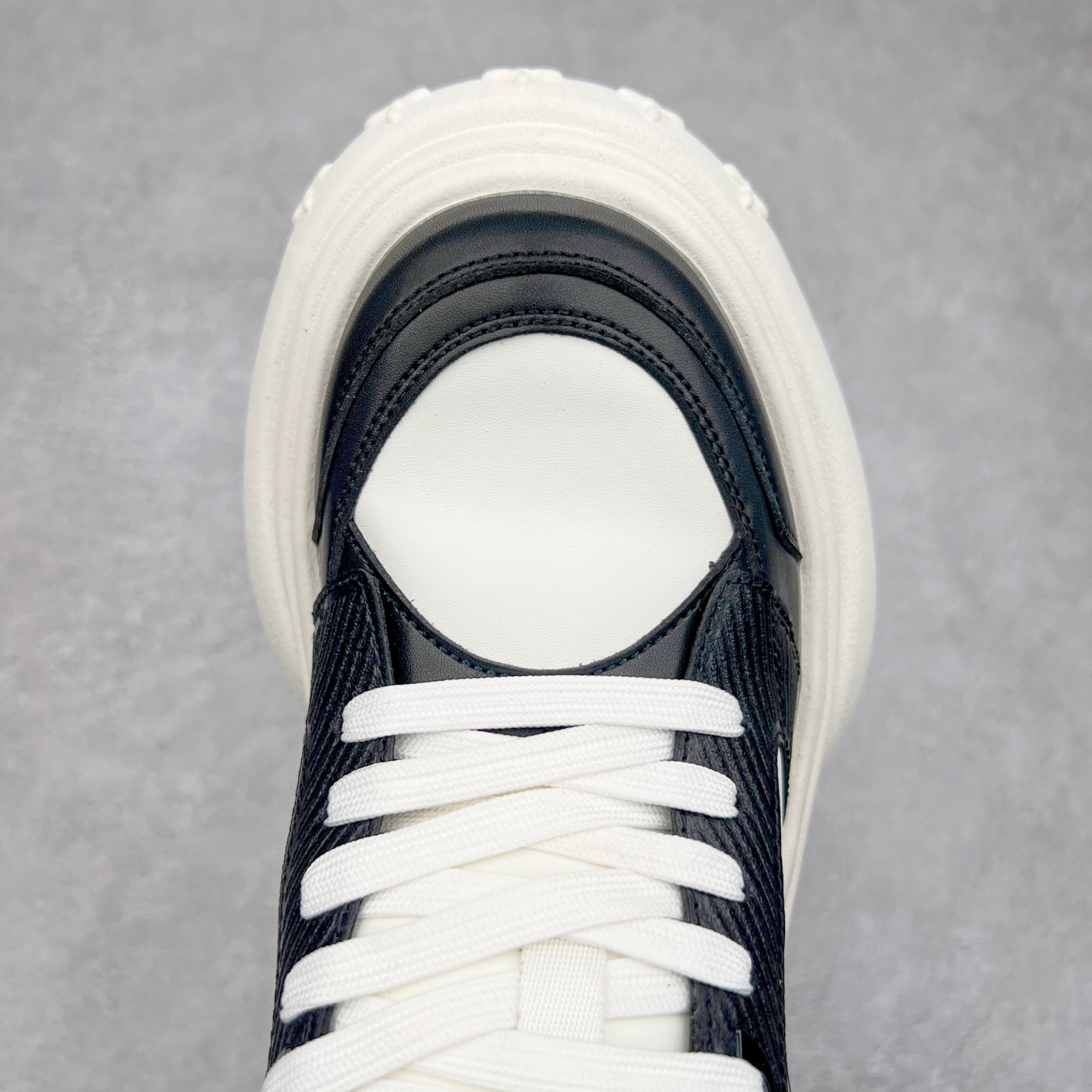 图片[4]-SMFK 2024最新火爆增高小白鞋板鞋 SMFK成立于2016年 一直在做中国品牌 中国设计 中国制造 品牌注重舒适和体验 在设计上追求unisex free size design for all并且尝试一些关于SMFK的风格 在乎每个产品的细节开发 很多部分我们采用手工制作 在相同中又存在不同 不破不立 尺码：35 36 37 38 39 40-选品中心