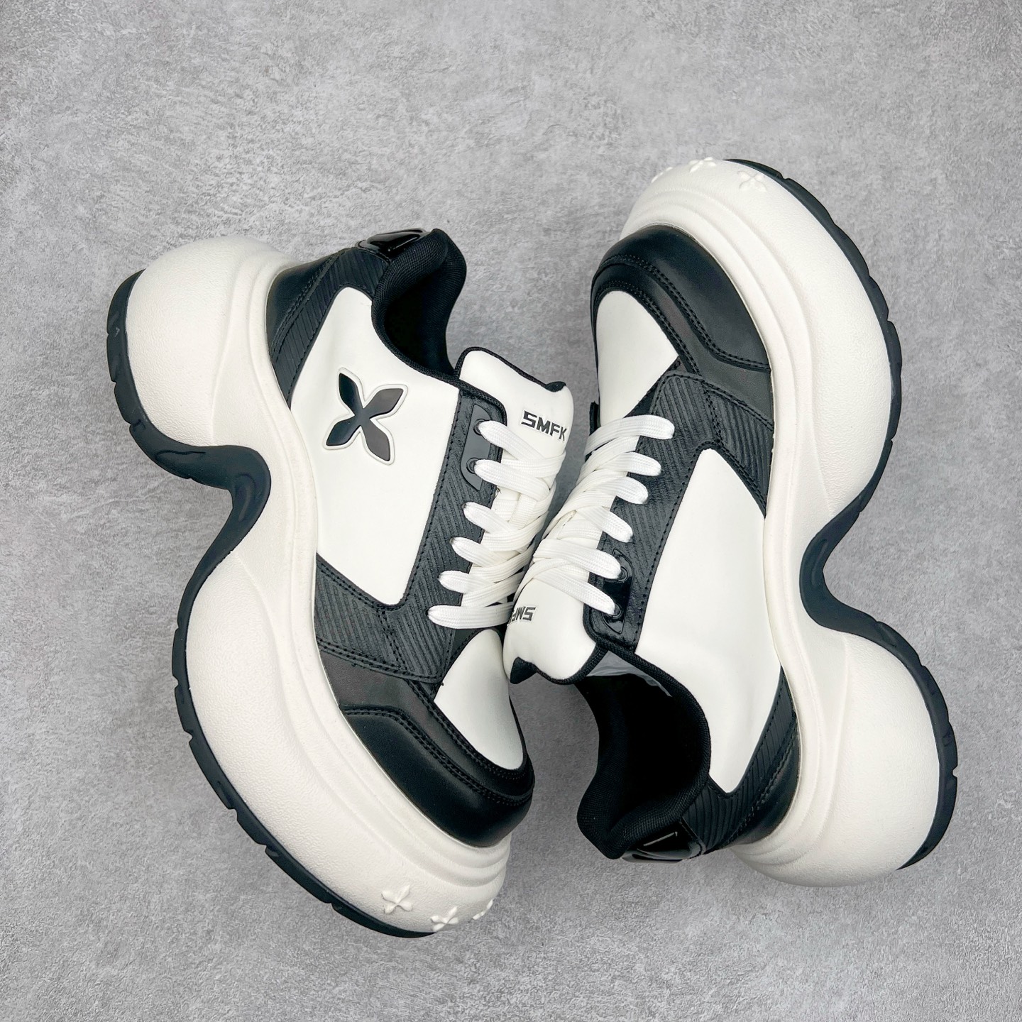 图片[3]-SMFK 2024最新火爆增高小白鞋板鞋 SMFK成立于2016年 一直在做中国品牌 中国设计 中国制造 品牌注重舒适和体验 在设计上追求unisex free size design for all并且尝试一些关于SMFK的风格 在乎每个产品的细节开发 很多部分我们采用手工制作 在相同中又存在不同 不破不立 尺码：35 36 37 38 39 40-选品中心