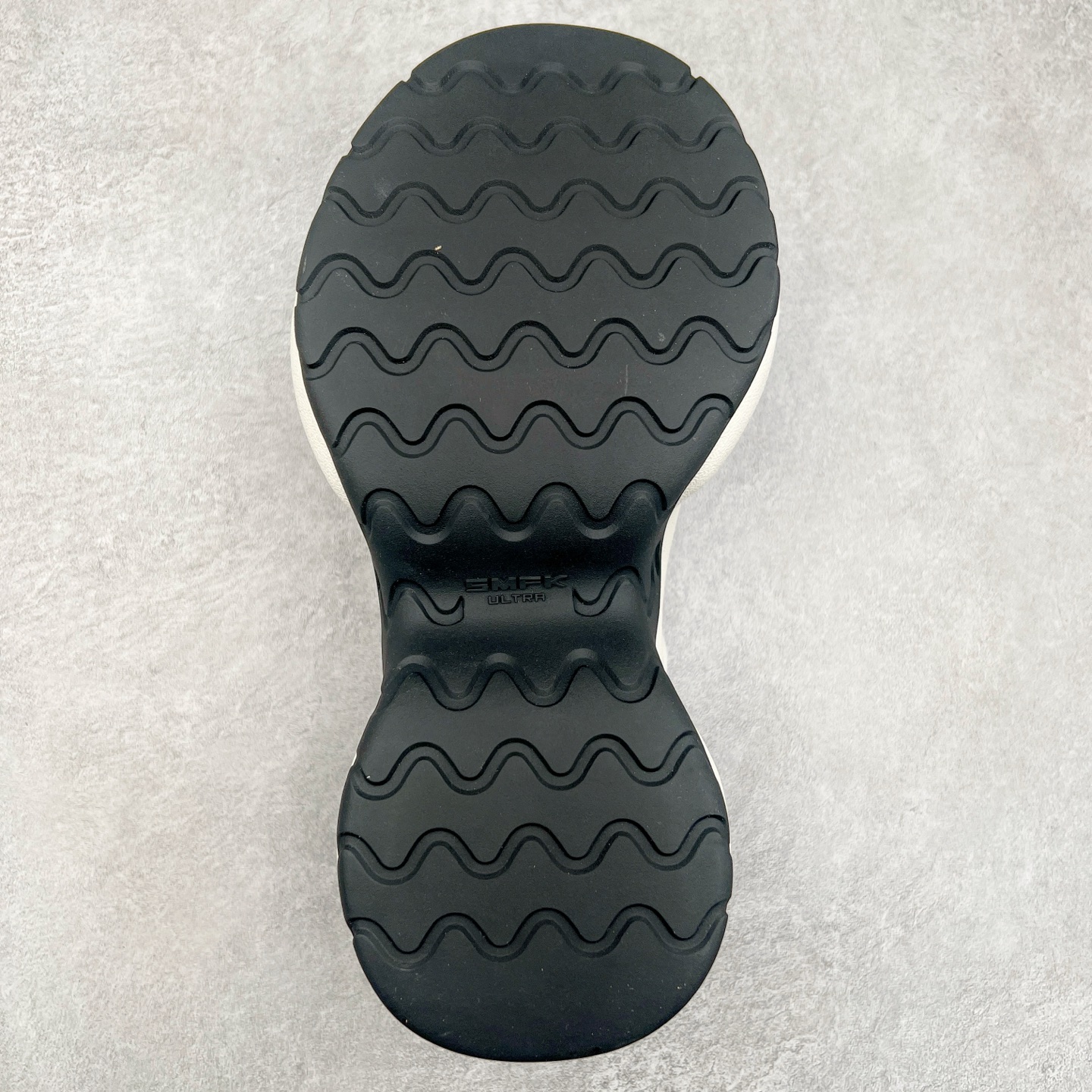 图片[9]-SMFK 2024最新火爆增高小白鞋板鞋 SMFK成立于2016年 一直在做中国品牌 中国设计 中国制造 品牌注重舒适和体验 在设计上追求unisex free size design for all并且尝试一些关于SMFK的风格 在乎每个产品的细节开发 很多部分我们采用手工制作 在相同中又存在不同 不破不立 尺码：35 36 37 38 39 40-选品中心