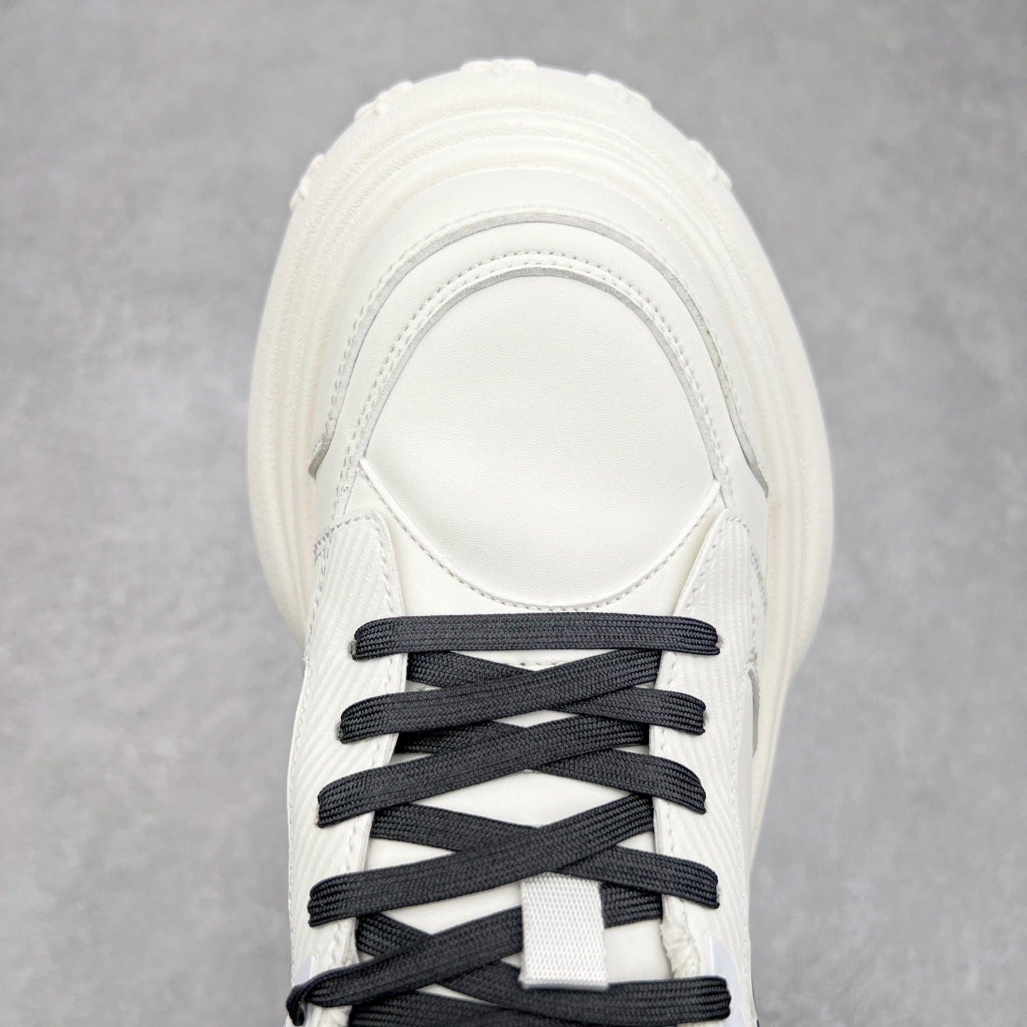 图片[4]-SMFK 2024最新火爆增高小白鞋板鞋 SMFK成立于2016年 一直在做中国品牌 中国设计 中国制造 品牌注重舒适和体验 在设计上追求unisex free size design for all并且尝试一些关于SMFK的风格 在乎每个产品的细节开发 很多部分我们采用手工制作 在相同中又存在不同 不破不立 尺码：35 36 37 38 39 40-选品中心