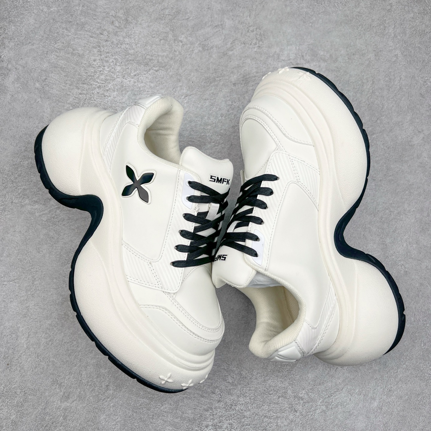 图片[3]-SMFK 2024最新火爆增高小白鞋板鞋 SMFK成立于2016年 一直在做中国品牌 中国设计 中国制造 品牌注重舒适和体验 在设计上追求unisex free size design for all并且尝试一些关于SMFK的风格 在乎每个产品的细节开发 很多部分我们采用手工制作 在相同中又存在不同 不破不立 尺码：35 36 37 38 39 40-选品中心