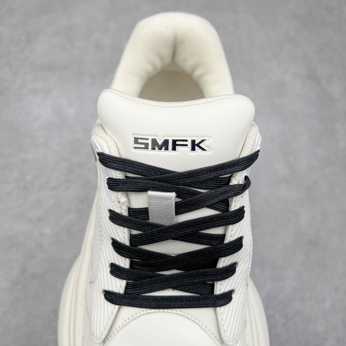 图片[5]-SMFK 2024最新火爆增高小白鞋板鞋 SMFK成立于2016年 一直在做中国品牌 中国设计 中国制造 品牌注重舒适和体验 在设计上追求unisex free size design for all并且尝试一些关于SMFK的风格 在乎每个产品的细节开发 很多部分我们采用手工制作 在相同中又存在不同 不破不立 尺码：35 36 37 38 39 40-选品中心