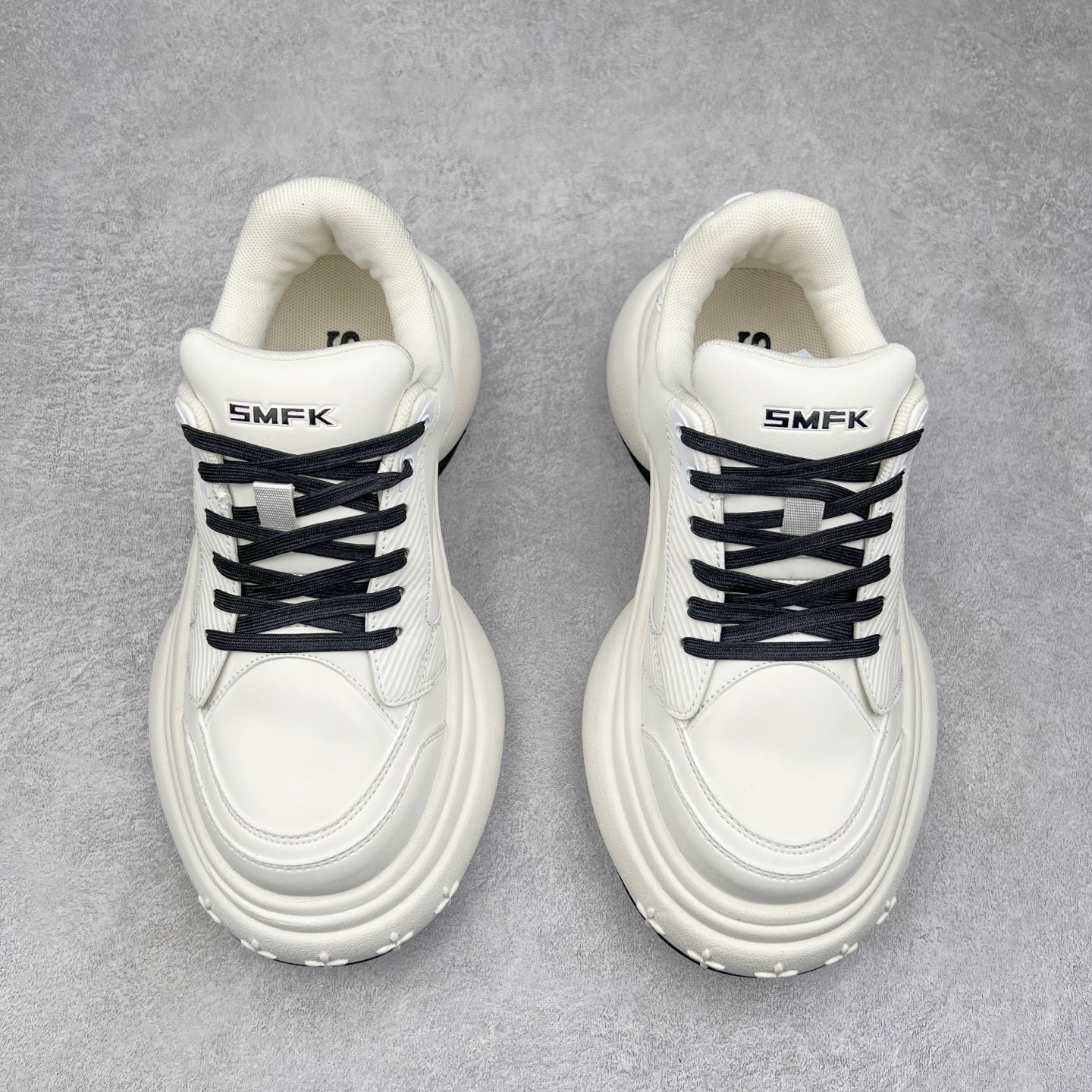 图片[2]-SMFK 2024最新火爆增高小白鞋板鞋 SMFK成立于2016年 一直在做中国品牌 中国设计 中国制造 品牌注重舒适和体验 在设计上追求unisex free size design for all并且尝试一些关于SMFK的风格 在乎每个产品的细节开发 很多部分我们采用手工制作 在相同中又存在不同 不破不立 尺码：35 36 37 38 39 40-选品中心
