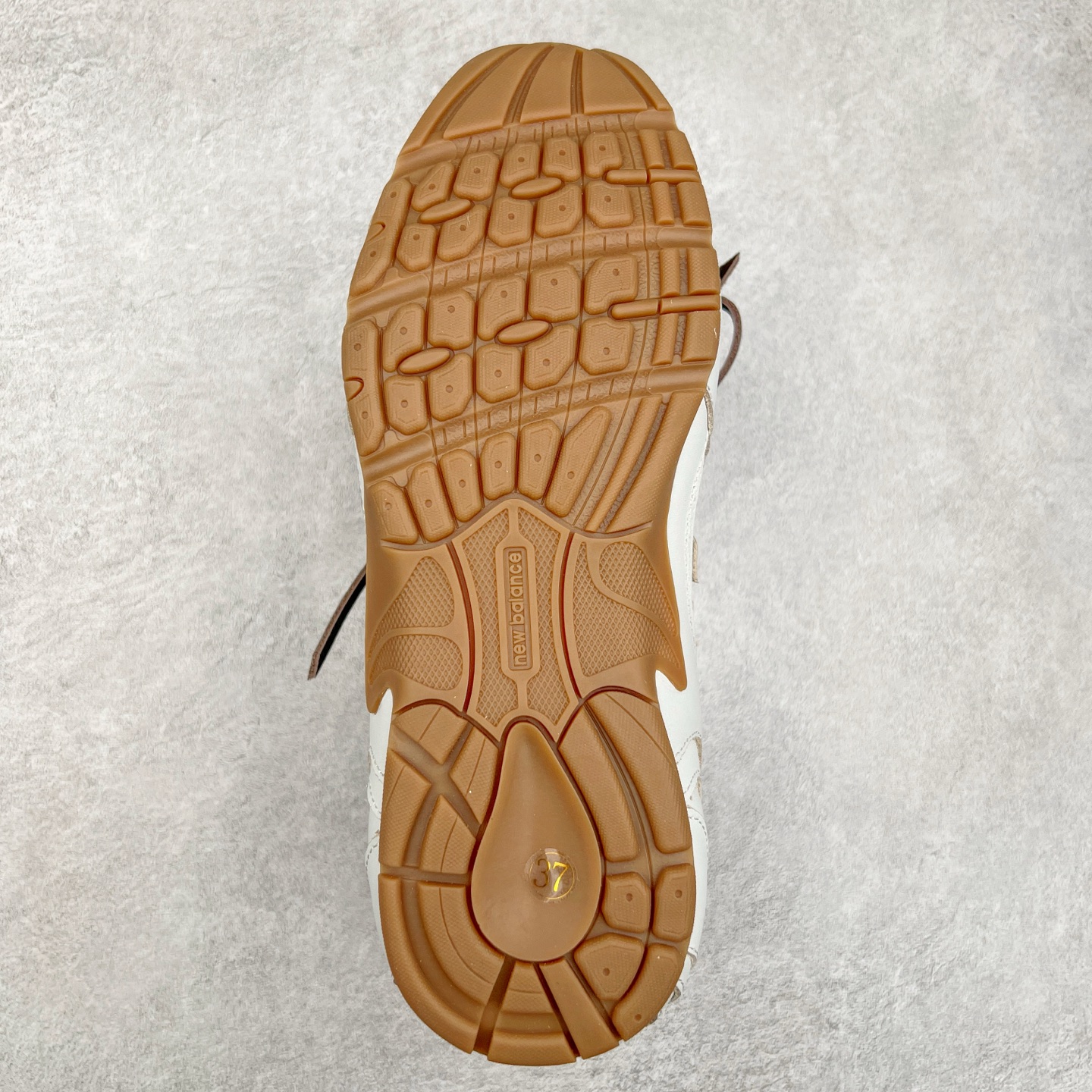 图片[9]-Miumiu x New Balance NB530 新百伦缪缪联名款复古运动鞋 全套原楦原纸板原厂数据开发 原厂三文治网纱 原装进口羊皮加羊反绒正确绒感卡色 正确中底拉帮中底纸板满印细节 冲裁组合 匠心打造 耗时两个月开发完成 工艺极其复杂难度可想而知 新开独立私模大底 全网唯一正确私模大底 高端零售专供产物 尺码：35 36 37 38 39 40 41 42 42.5 43 44 45-选品中心