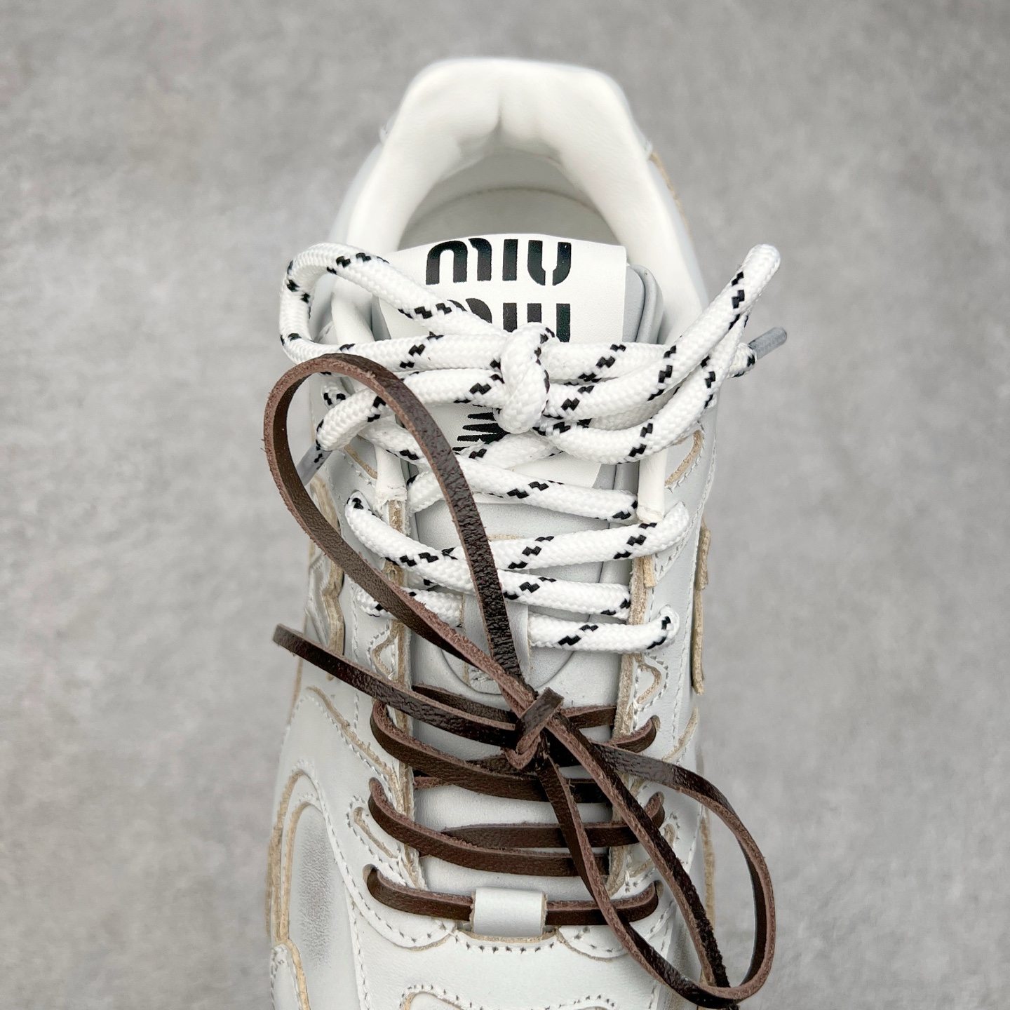 图片[5]-Miumiu x New Balance NB530 新百伦缪缪联名款复古运动鞋 全套原楦原纸板原厂数据开发 原厂三文治网纱 原装进口羊皮加羊反绒正确绒感卡色 正确中底拉帮中底纸板满印细节 冲裁组合 匠心打造 耗时两个月开发完成 工艺极其复杂难度可想而知 新开独立私模大底 全网唯一正确私模大底 高端零售专供产物 尺码：35 36 37 38 39 40 41 42 42.5 43 44 45-选品中心