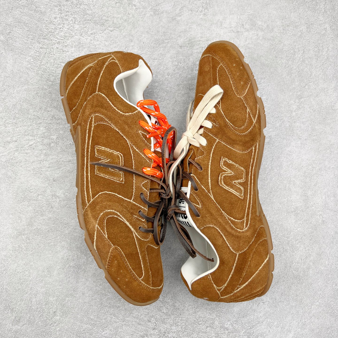 图片[3]-Miumiu x New Balance NB530 新百伦缪缪联名款复古运动鞋 全套原楦原纸板原厂数据开发 原厂三文治网纱 原装进口羊皮加羊反绒正确绒感卡色 正确中底拉帮中底纸板满印细节 冲裁组合 匠心打造 耗时两个月开发完成 工艺极其复杂难度可想而知 新开独立私模大底 全网唯一正确私模大底 高端零售专供产物 尺码：35 36 37 38 39 40 41 42 42.5 43 44 45-选品中心