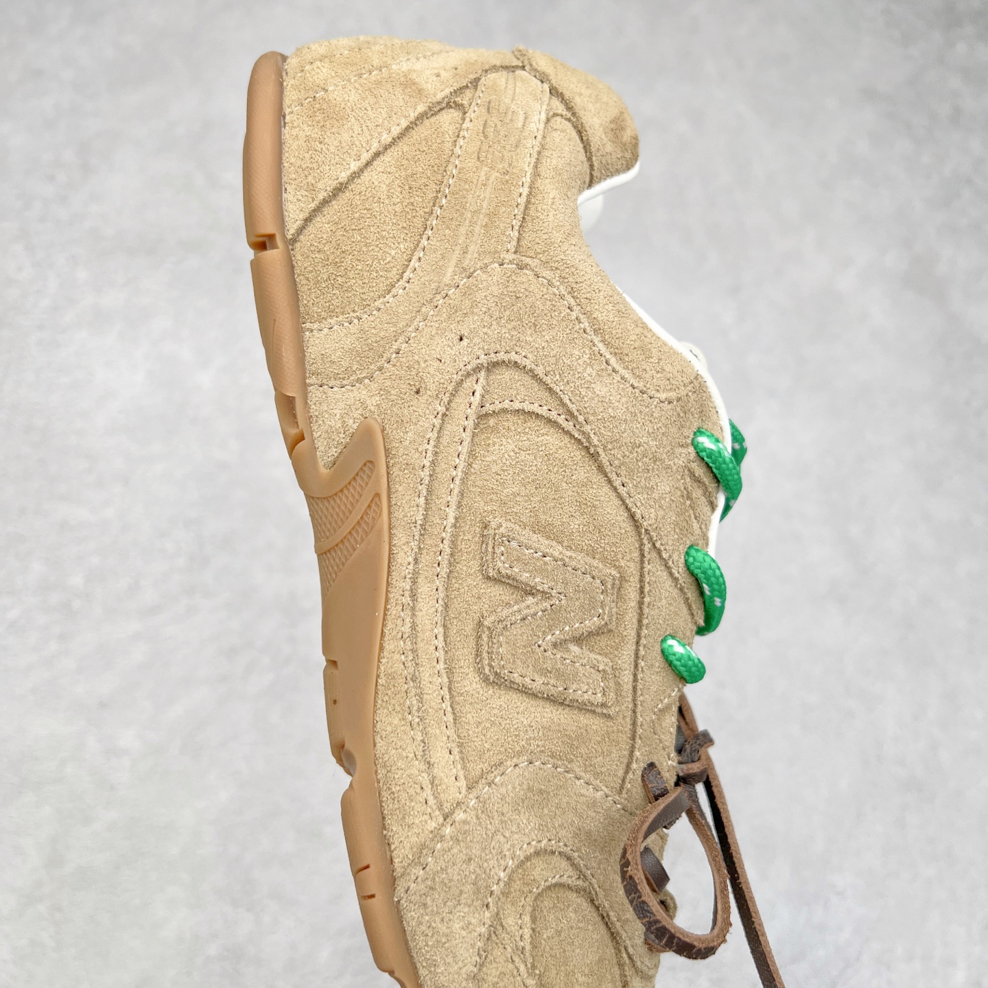 图片[6]-Miumiu x New Balance NB530 新百伦缪缪联名款复古运动鞋 全套原楦原纸板原厂数据开发 原厂三文治网纱 原装进口羊皮加羊反绒正确绒感卡色 正确中底拉帮中底纸板满印细节 冲裁组合 匠心打造 耗时两个月开发完成 工艺极其复杂难度可想而知 新开独立私模大底 全网唯一正确私模大底 高端零售专供产物 尺码：35 36 37 38 39 40 41 42 42.5 43 44 45-选品中心