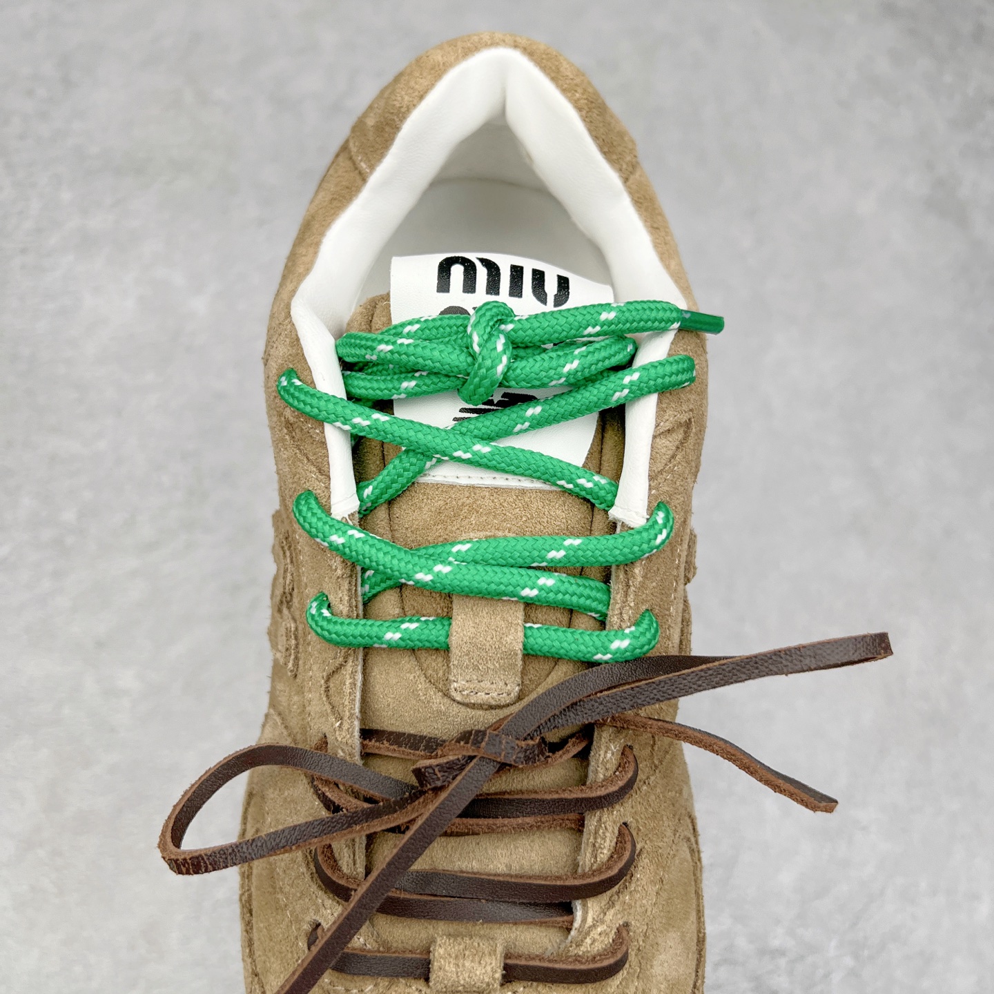 图片[5]-Miumiu x New Balance NB530 新百伦缪缪联名款复古运动鞋 全套原楦原纸板原厂数据开发 原厂三文治网纱 原装进口羊皮加羊反绒正确绒感卡色 正确中底拉帮中底纸板满印细节 冲裁组合 匠心打造 耗时两个月开发完成 工艺极其复杂难度可想而知 新开独立私模大底 全网唯一正确私模大底 高端零售专供产物 尺码：35 36 37 38 39 40 41 42 42.5 43 44 45-选品中心