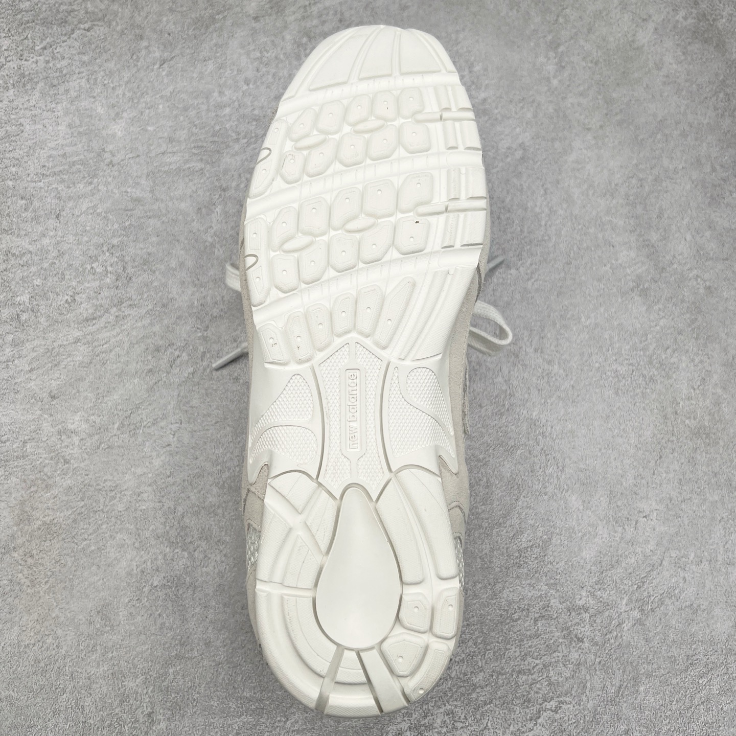 图片[9]-Miumiu x New Balance NB530 新百伦缪缪联名款复古运动鞋 全套原楦原纸板原厂数据开发 原厂三文治网纱 原装进口羊皮加羊反绒正确绒感卡色 正确中底拉帮中底纸板满印细节 冲裁组合 匠心打造 耗时两个月开发完成 工艺极其复杂难度可想而知 新开独立私模大底 全网唯一正确私模大底 高端零售专供产物 尺码：35 36 37 38 39 40 41 42 42.5 43 44 45-选品中心