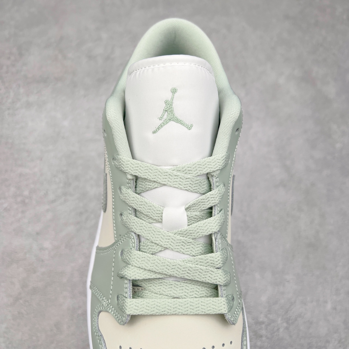 图片[5]-＃K版 Air Jordan AJ1 Low 低帮 米绿 HF4078-100 全新流水线出品 DT版本唯一平替选择 市场第二梯队最强版 全部原鞋开发 原楦原纸板开发 全鞋电脑针车 原厂内置全掌气垫 原盒内在原标 唯一Zp原版鞋带绑法 免检产品 全新2022版型 全头层皮料 完美零毛边处理 原厂配置全掌气垫 价格定位良心 几十个配色陆续出货 尺码：36 36.5 37.5 38 38.5 39 40 40.5 41 42 42.5 43 44 44.5 45 46 47.5-选品中心