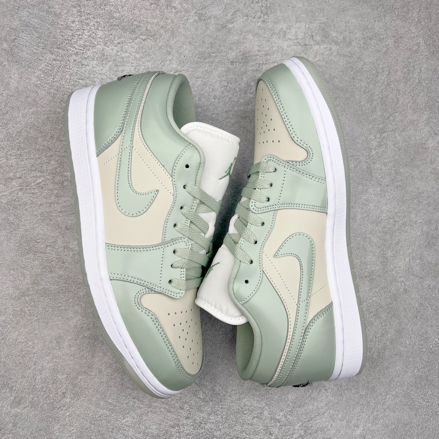 图片[3]-＃K版 Air Jordan AJ1 Low 低帮 米绿 HF4078-100 全新流水线出品 DT版本唯一平替选择 市场第二梯队最强版 全部原鞋开发 原楦原纸板开发 全鞋电脑针车 原厂内置全掌气垫 原盒内在原标 唯一Zp原版鞋带绑法 免检产品 全新2022版型 全头层皮料 完美零毛边处理 原厂配置全掌气垫 价格定位良心 几十个配色陆续出货 尺码：36 36.5 37.5 38 38.5 39 40 40.5 41 42 42.5 43 44 44.5 45 46 47.5-选品中心