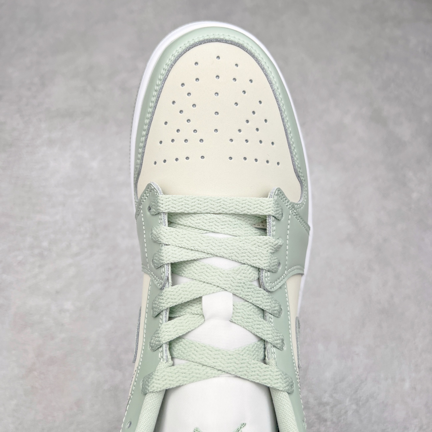 图片[4]-＃K版 Air Jordan AJ1 Low 低帮 米绿 HF4078-100 全新流水线出品 DT版本唯一平替选择 市场第二梯队最强版 全部原鞋开发 原楦原纸板开发 全鞋电脑针车 原厂内置全掌气垫 原盒内在原标 唯一Zp原版鞋带绑法 免检产品 全新2022版型 全头层皮料 完美零毛边处理 原厂配置全掌气垫 价格定位良心 几十个配色陆续出货 尺码：36 36.5 37.5 38 38.5 39 40 40.5 41 42 42.5 43 44 44.5 45 46 47.5-选品中心