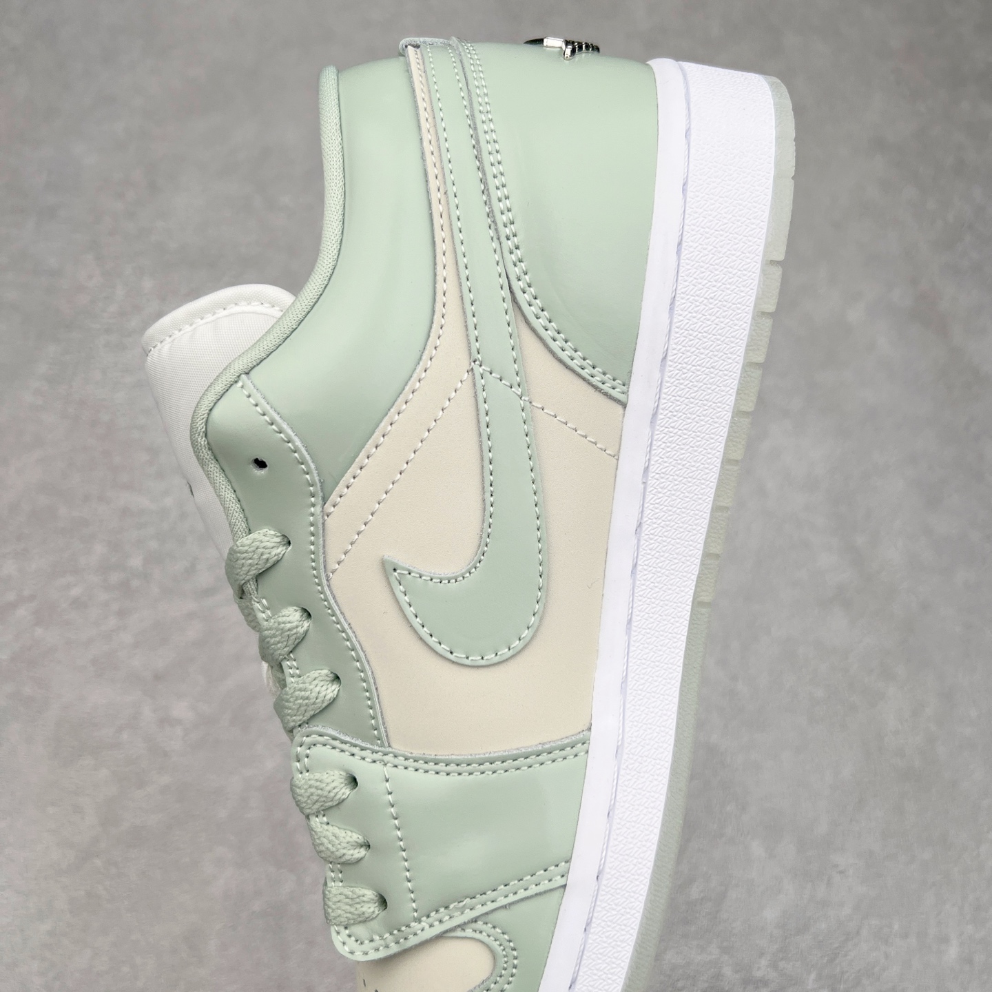 图片[7]-＃K版 Air Jordan AJ1 Low 低帮 米绿 HF4078-100 全新流水线出品 DT版本唯一平替选择 市场第二梯队最强版 全部原鞋开发 原楦原纸板开发 全鞋电脑针车 原厂内置全掌气垫 原盒内在原标 唯一Zp原版鞋带绑法 免检产品 全新2022版型 全头层皮料 完美零毛边处理 原厂配置全掌气垫 价格定位良心 几十个配色陆续出货 尺码：36 36.5 37.5 38 38.5 39 40 40.5 41 42 42.5 43 44 44.5 45 46 47.5-选品中心